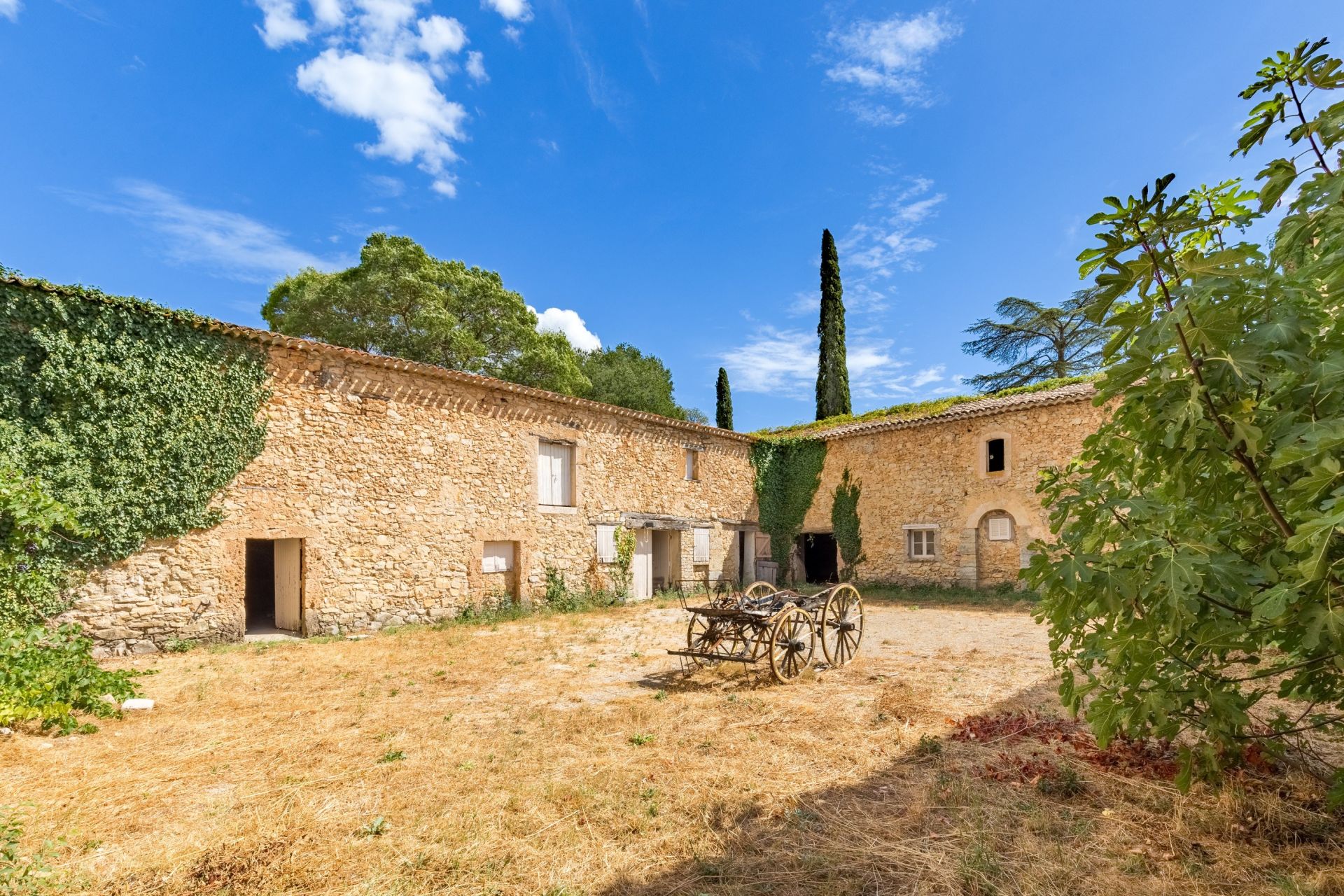 castle 10 Rooms for sale on CABASSE (83340)