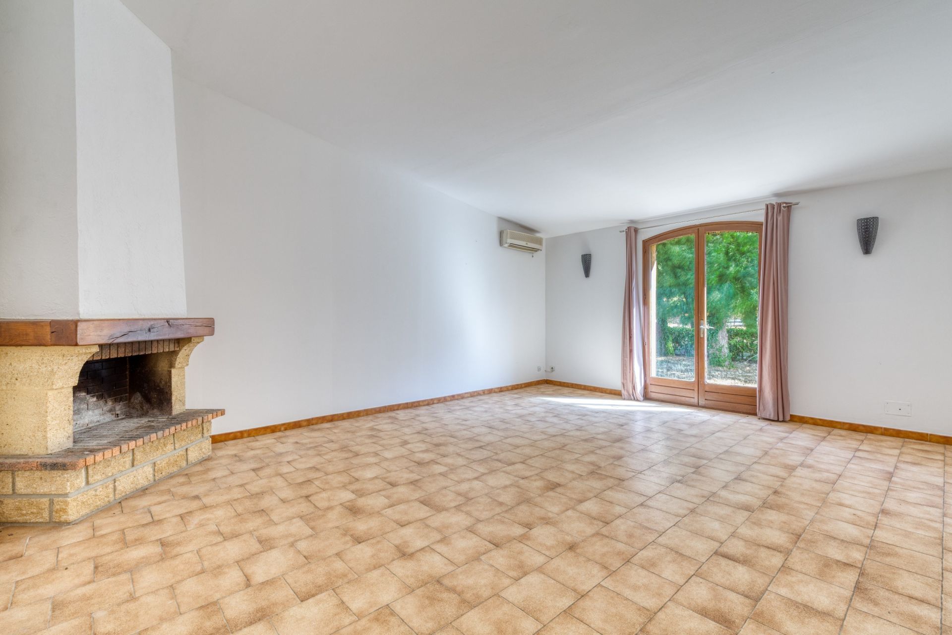 castle 10 Rooms for sale on CABASSE (83340)