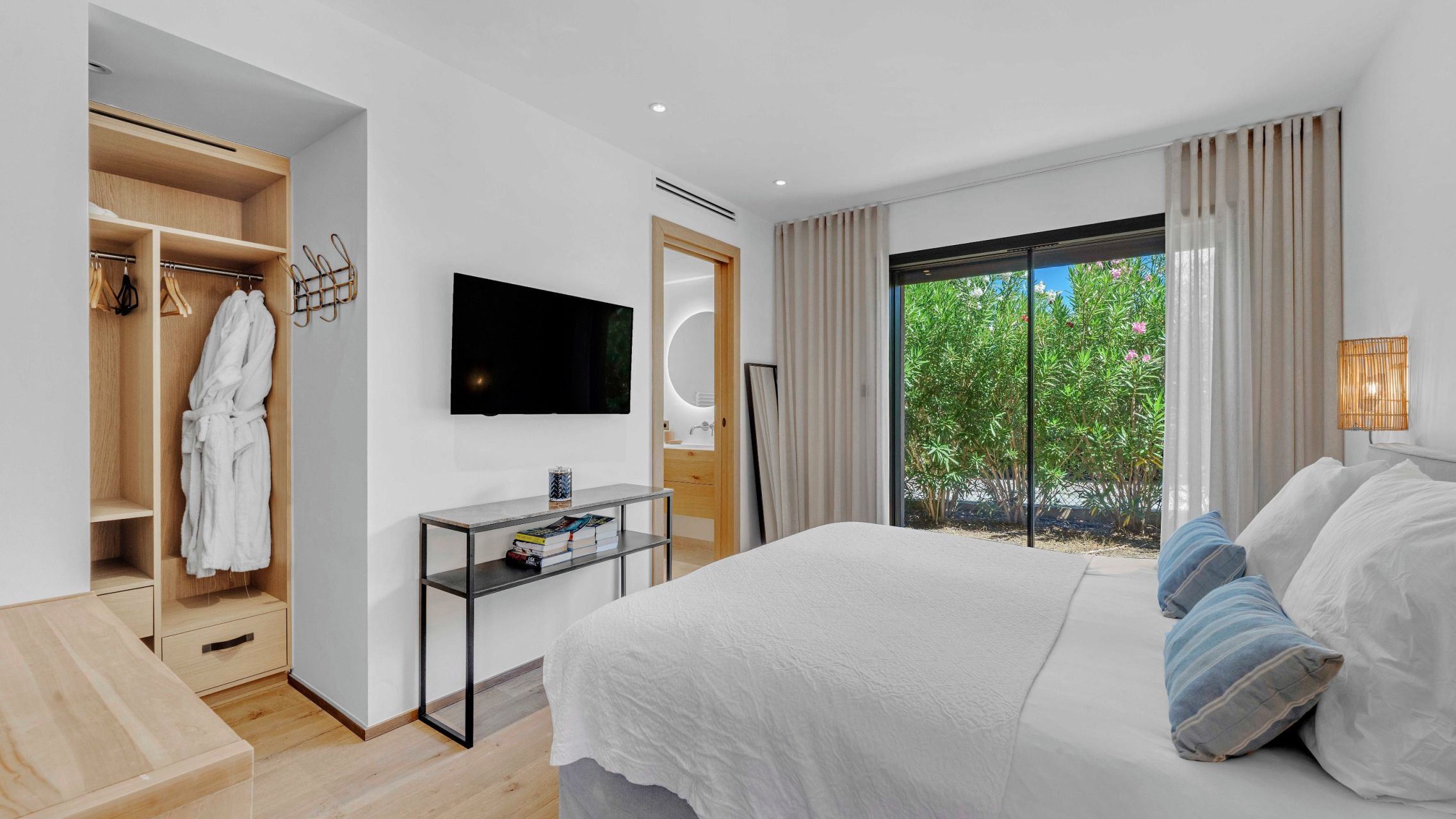 luxury provencale house 6 Rooms for sale on ST TROPEZ (83990)