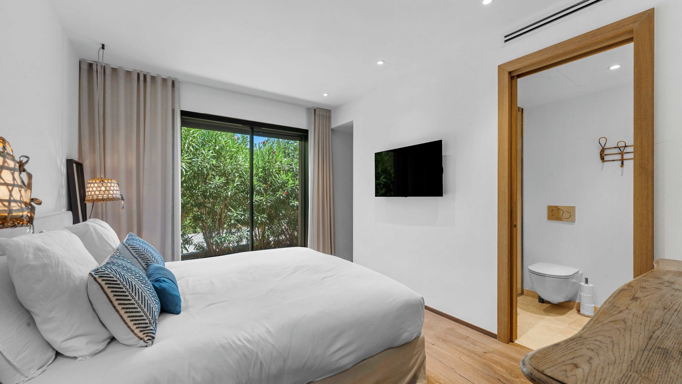 luxury provencale house 6 Rooms for sale on ST TROPEZ (83990)