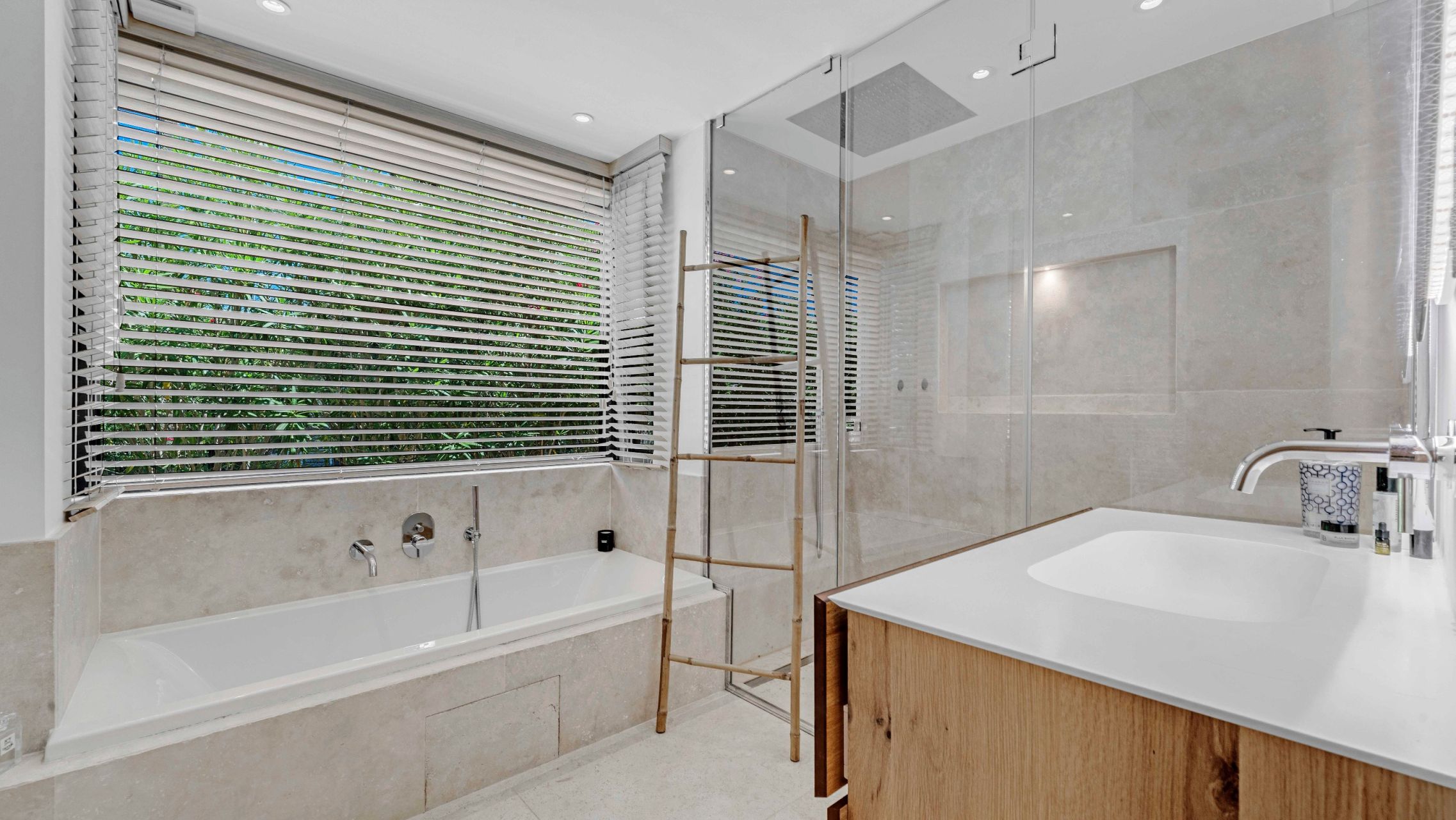 luxury provencale house 6 Rooms for sale on ST TROPEZ (83990)