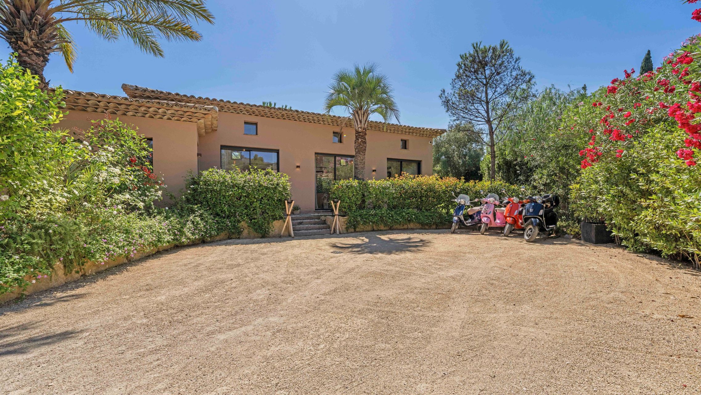 luxury provencale house 6 Rooms for sale on ST TROPEZ (83990)