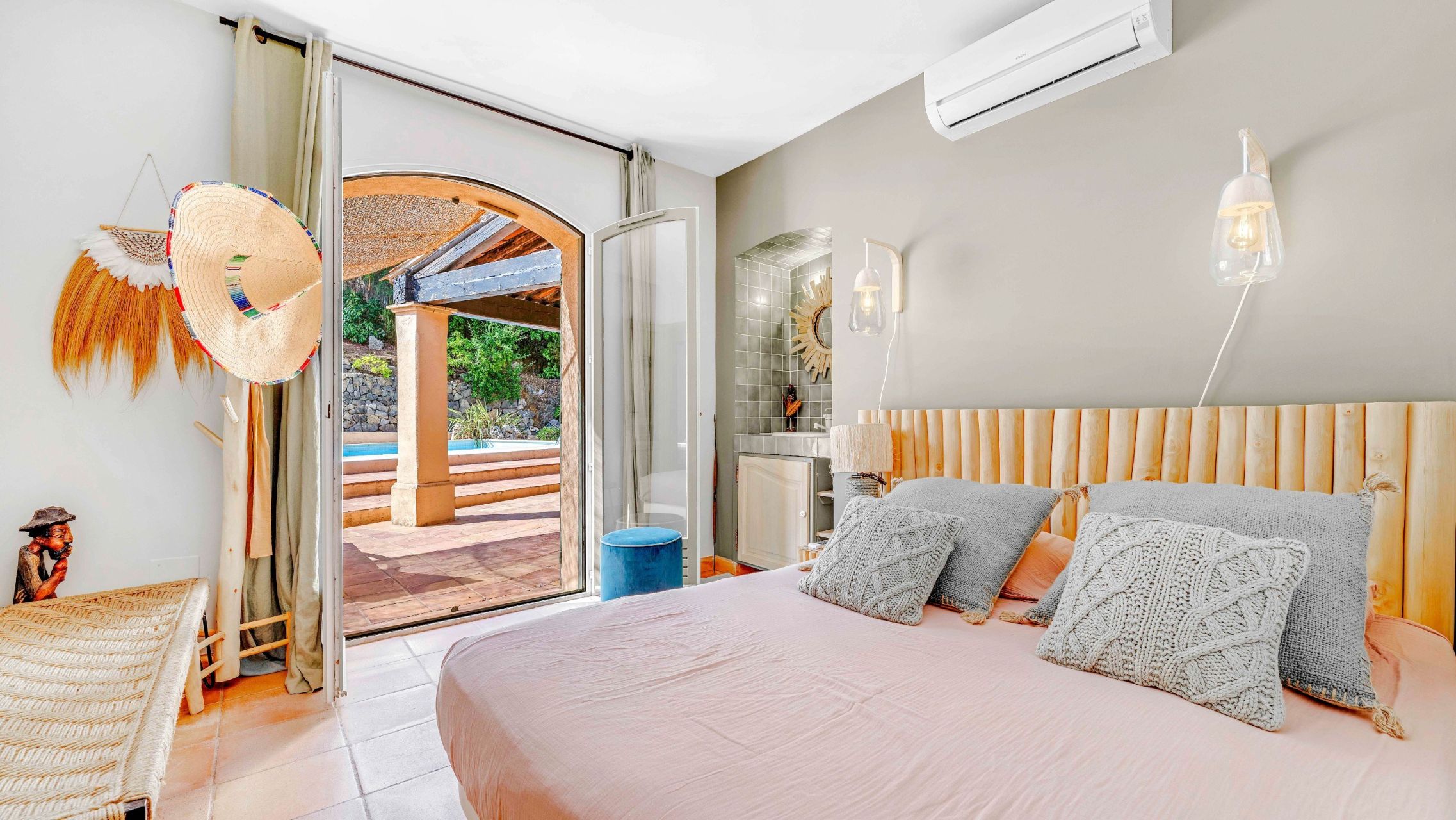 luxury provencale house 6 Rooms for sale on LA CROIX VALMER (83420)