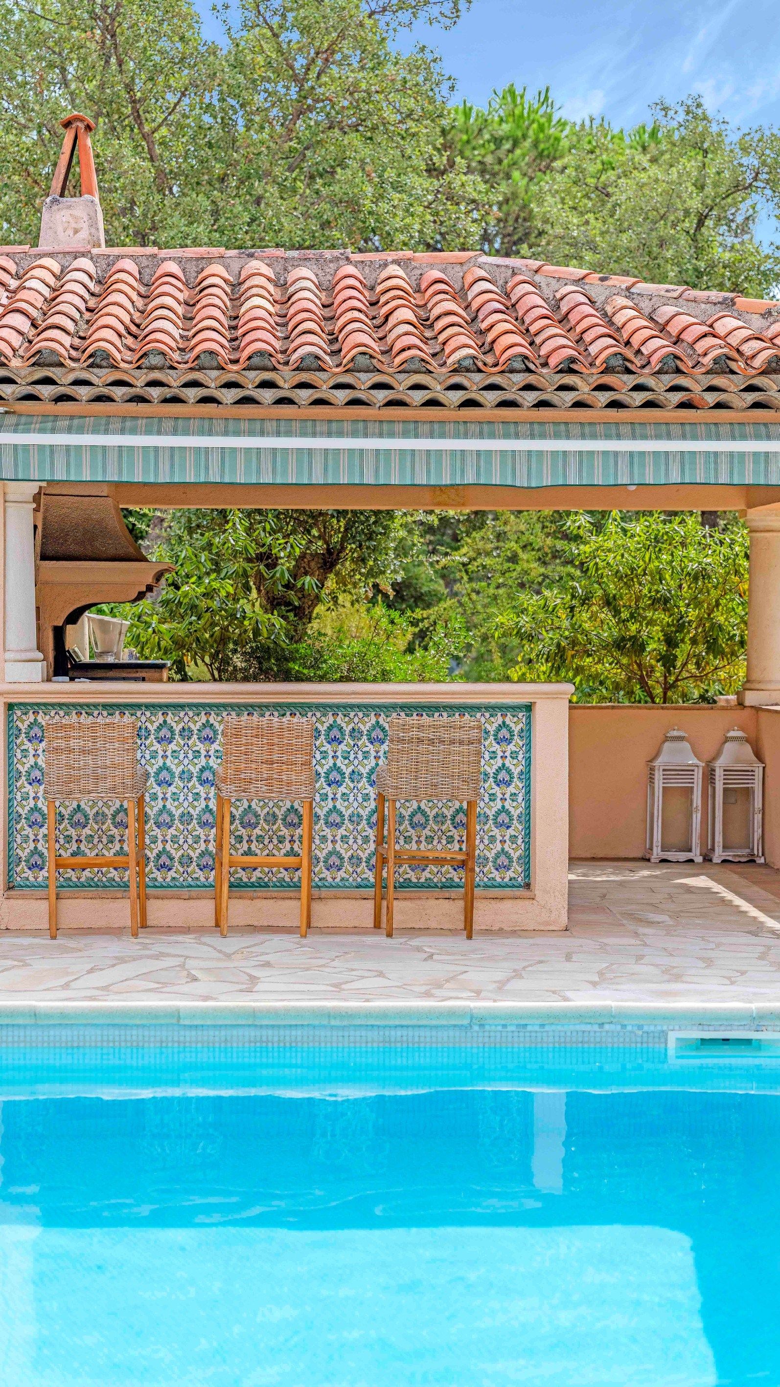 luxury provencale house 6 Rooms for sale on LA CROIX VALMER (83420)