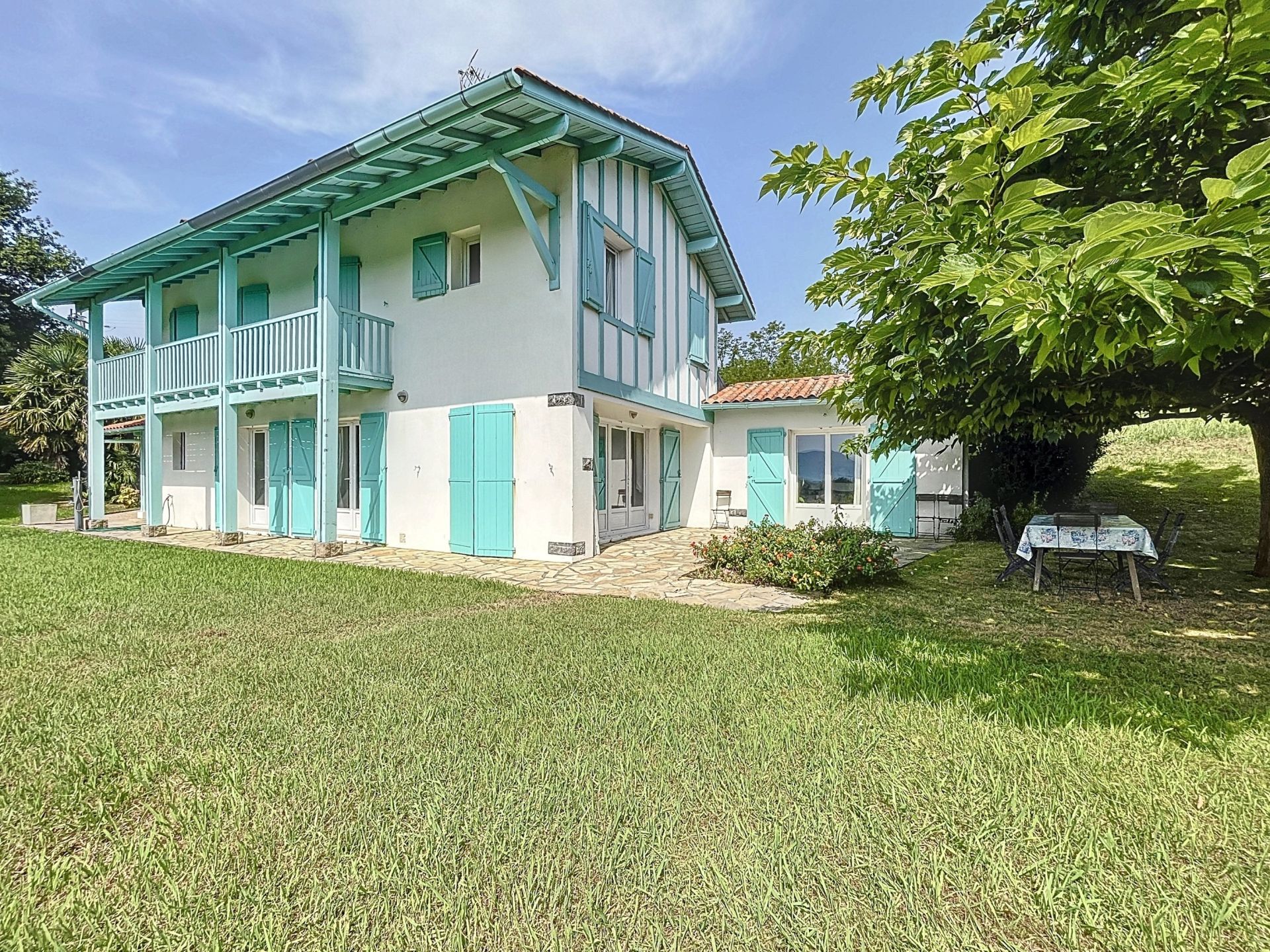 luxury house 7 Rooms for sale on URRUGNE (64122)
