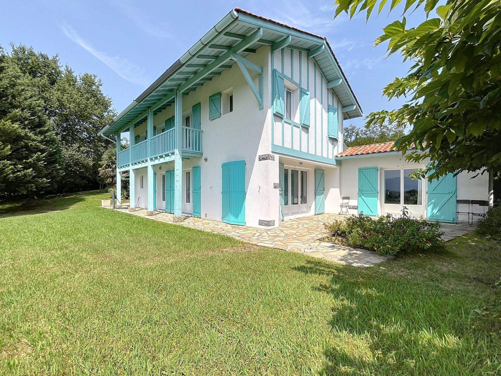 luxury house 7 Rooms for sale on URRUGNE (64122)