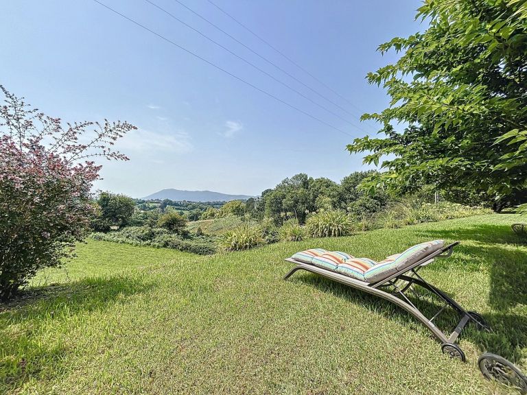 luxury house 7 Rooms for sale on URRUGNE (64122)