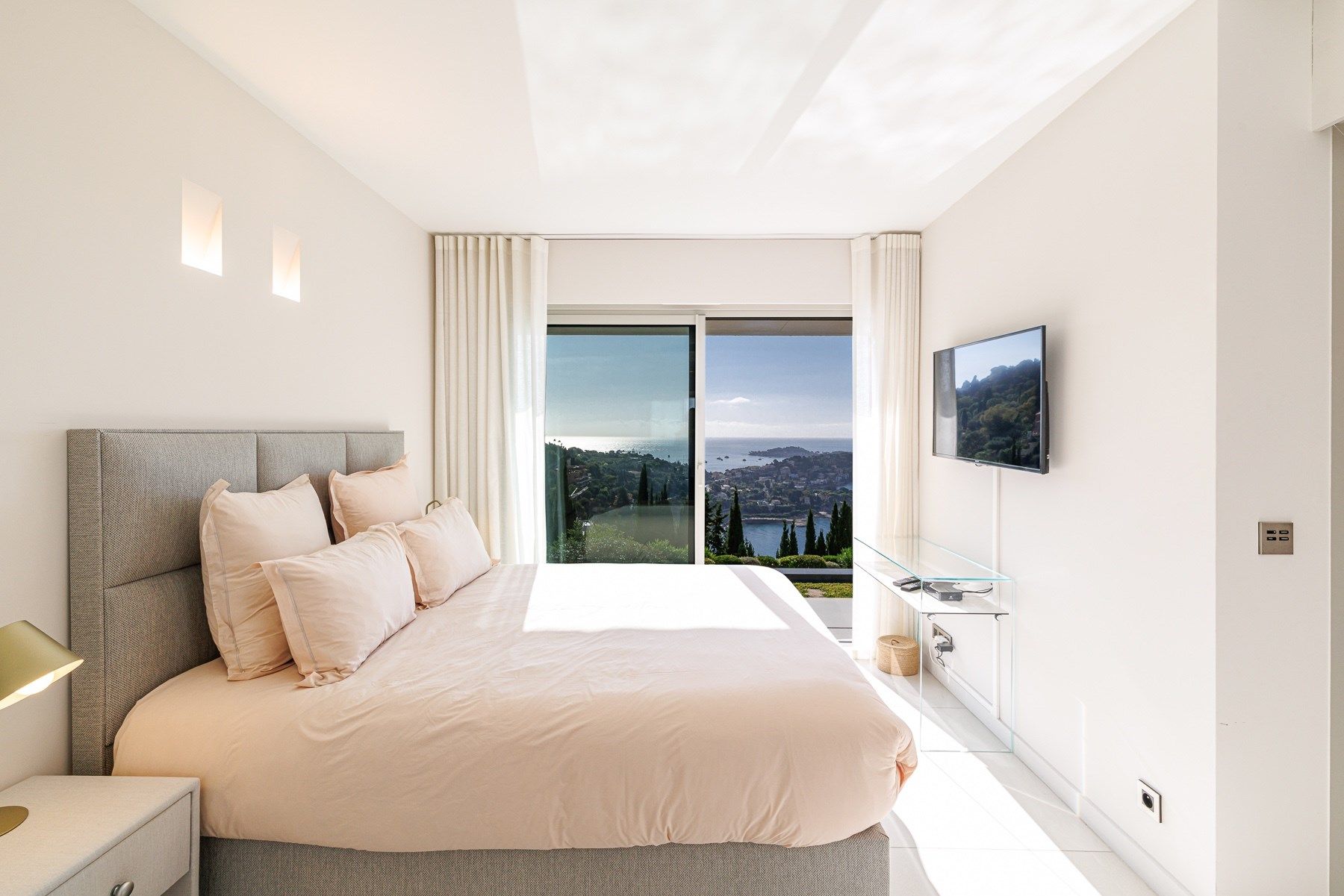 contemporary house 8 Rooms for sale on VILLEFRANCHE SUR MER (06230)