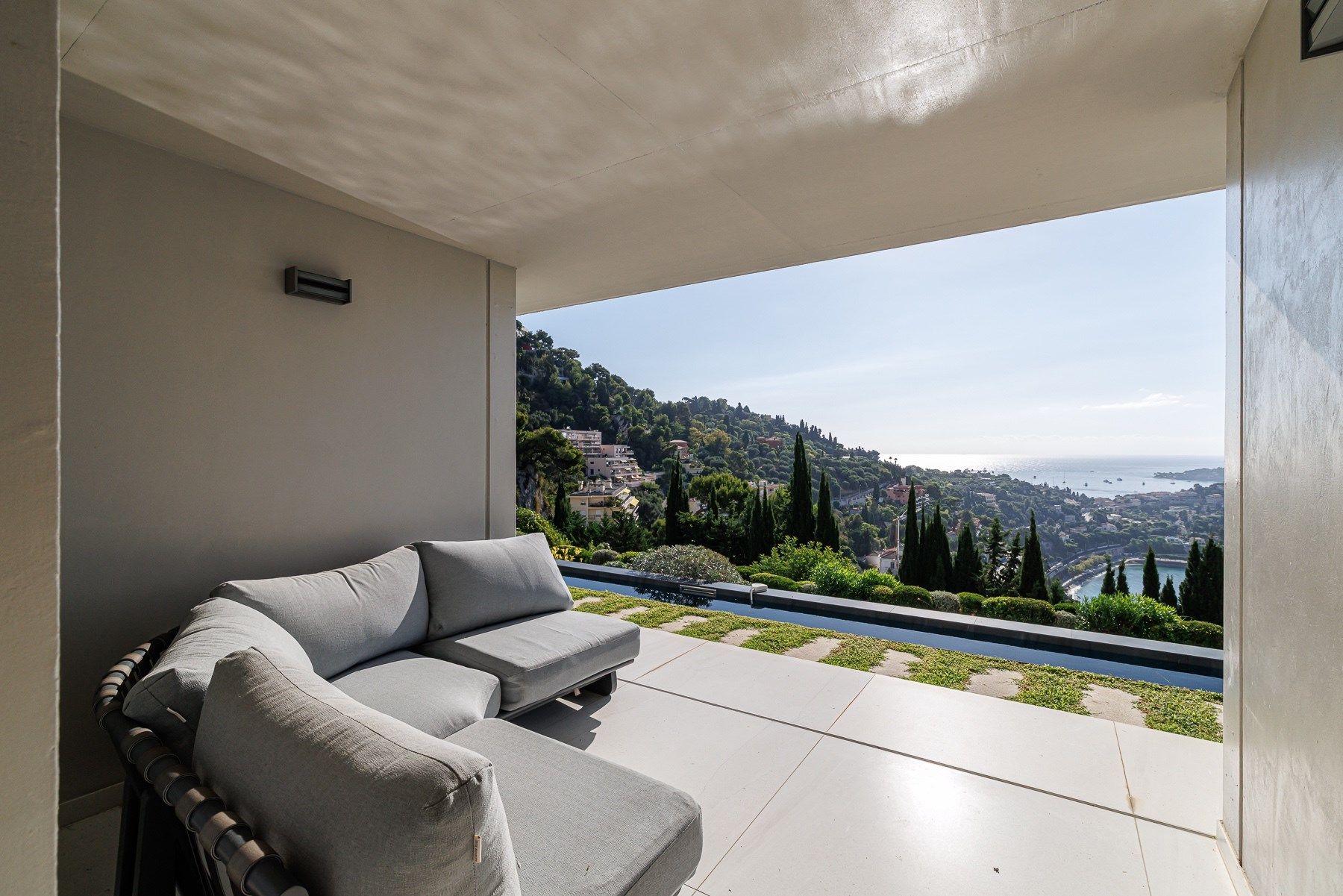 contemporary house 8 Rooms for sale on VILLEFRANCHE SUR MER (06230)
