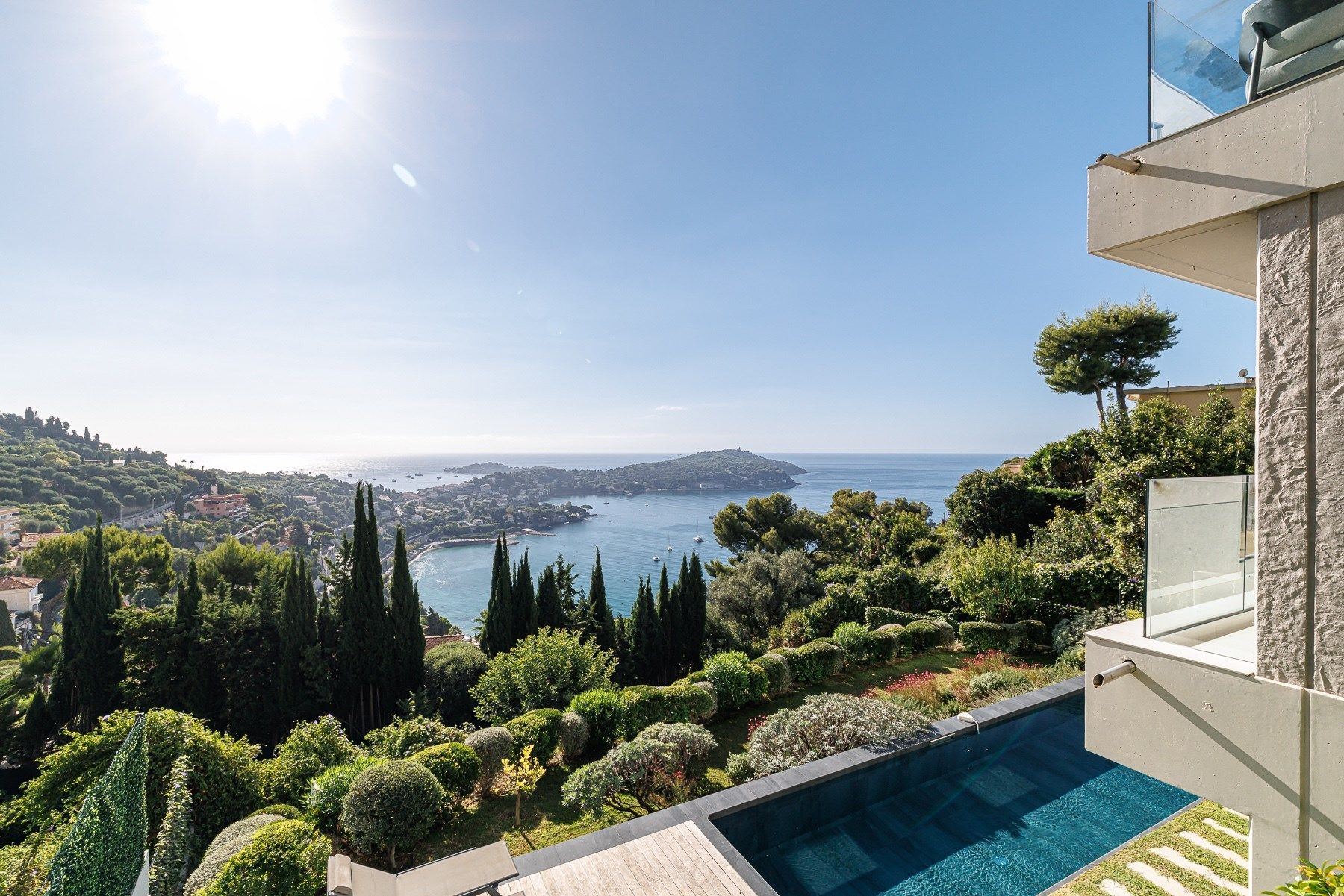 contemporary house 8 Rooms for sale on VILLEFRANCHE SUR MER (06230)