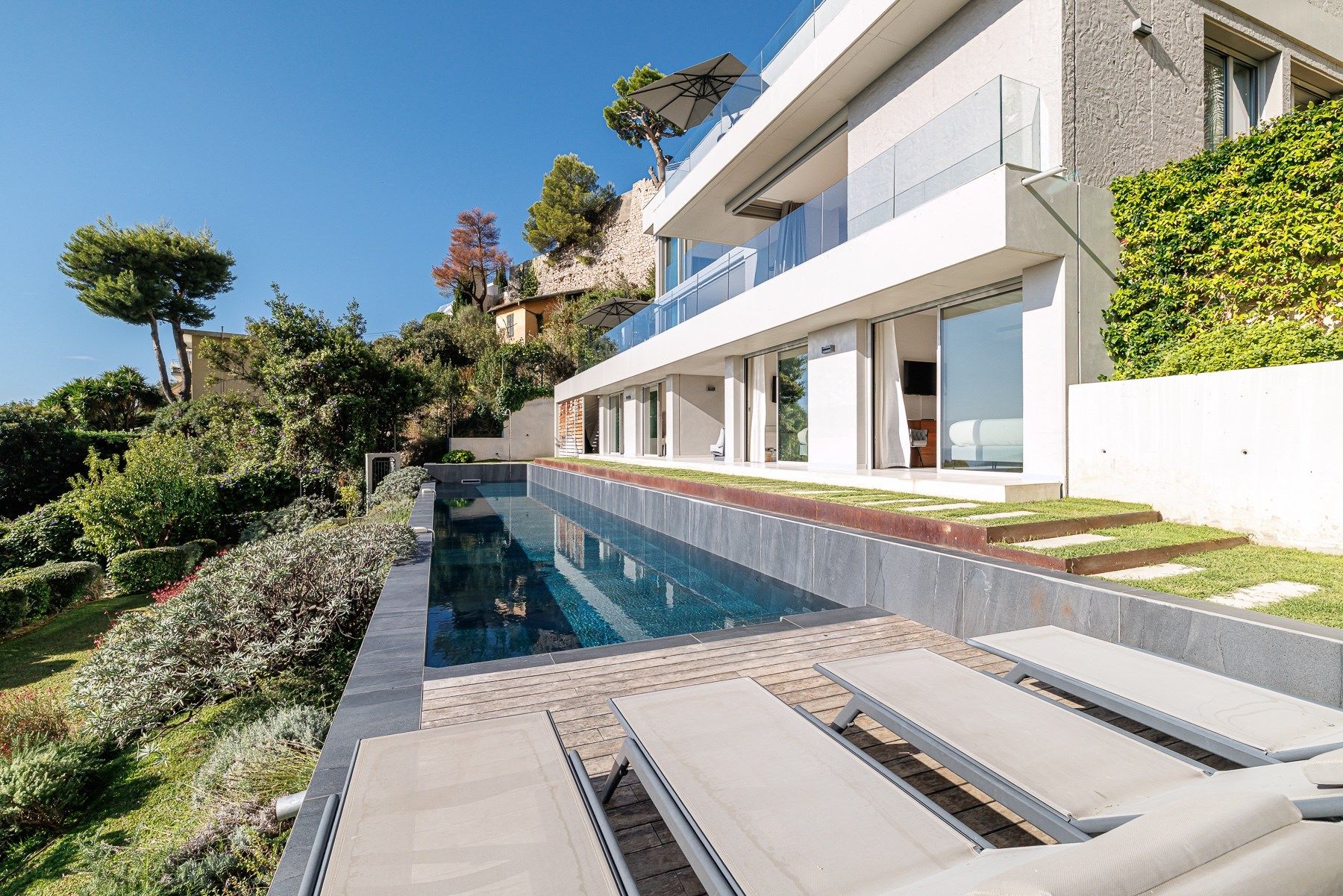 contemporary house 8 Rooms for sale on VILLEFRANCHE SUR MER (06230)
