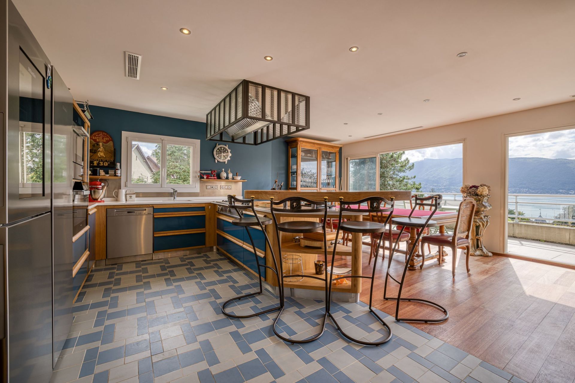 luxury apartment 8 Rooms for sale on VEYRIER DU LAC (74290)