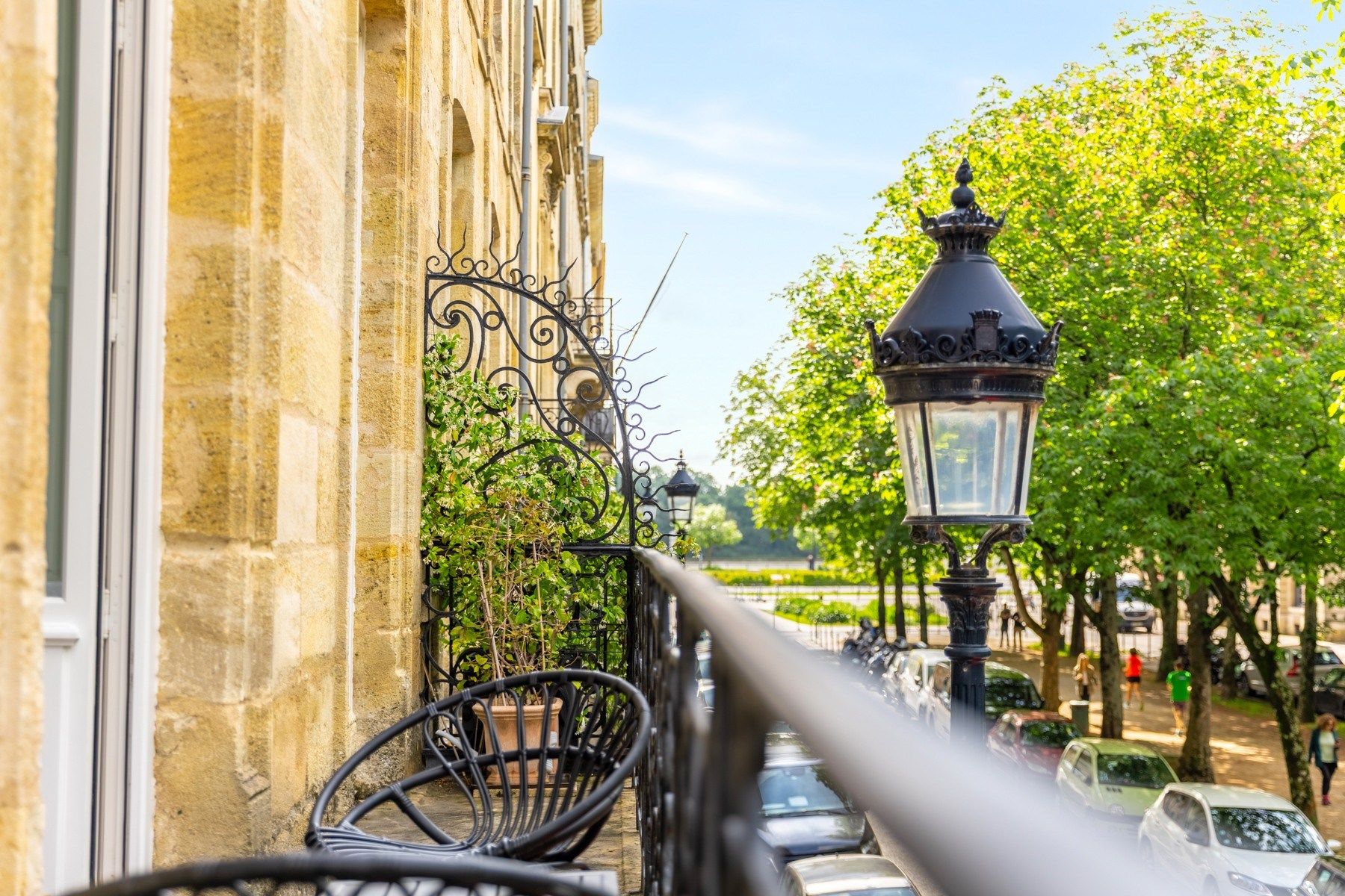 luxury apartment 5 Rooms for sale on BORDEAUX (33000)