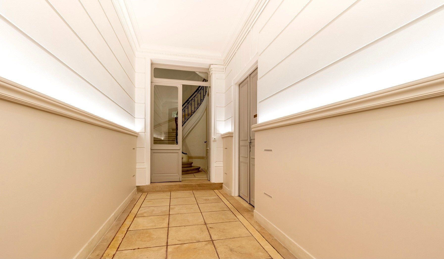 luxury apartment 5 Rooms for sale on BORDEAUX (33000)