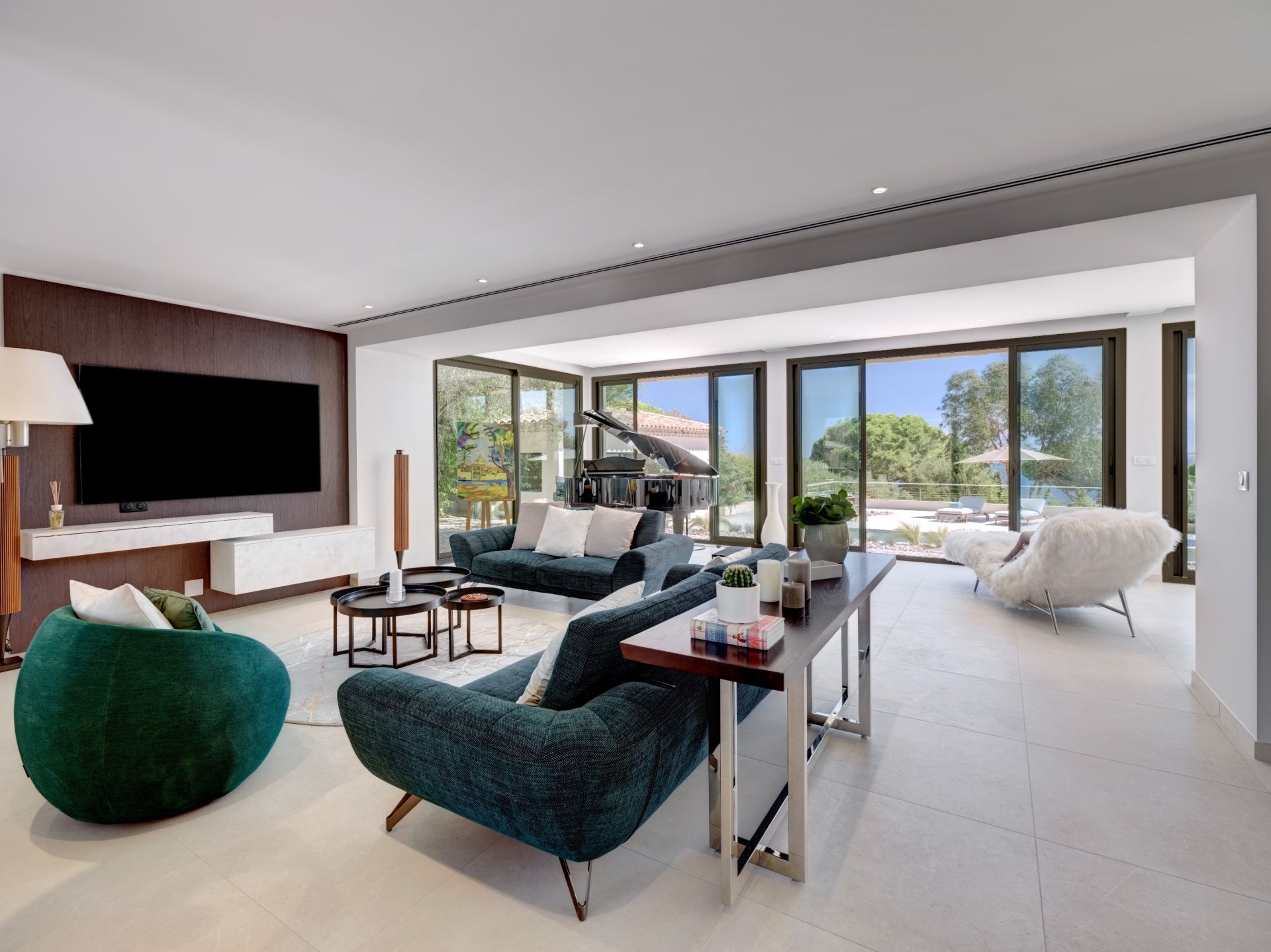 luxury villa 4 Rooms for sale on VALLAURIS (06220)