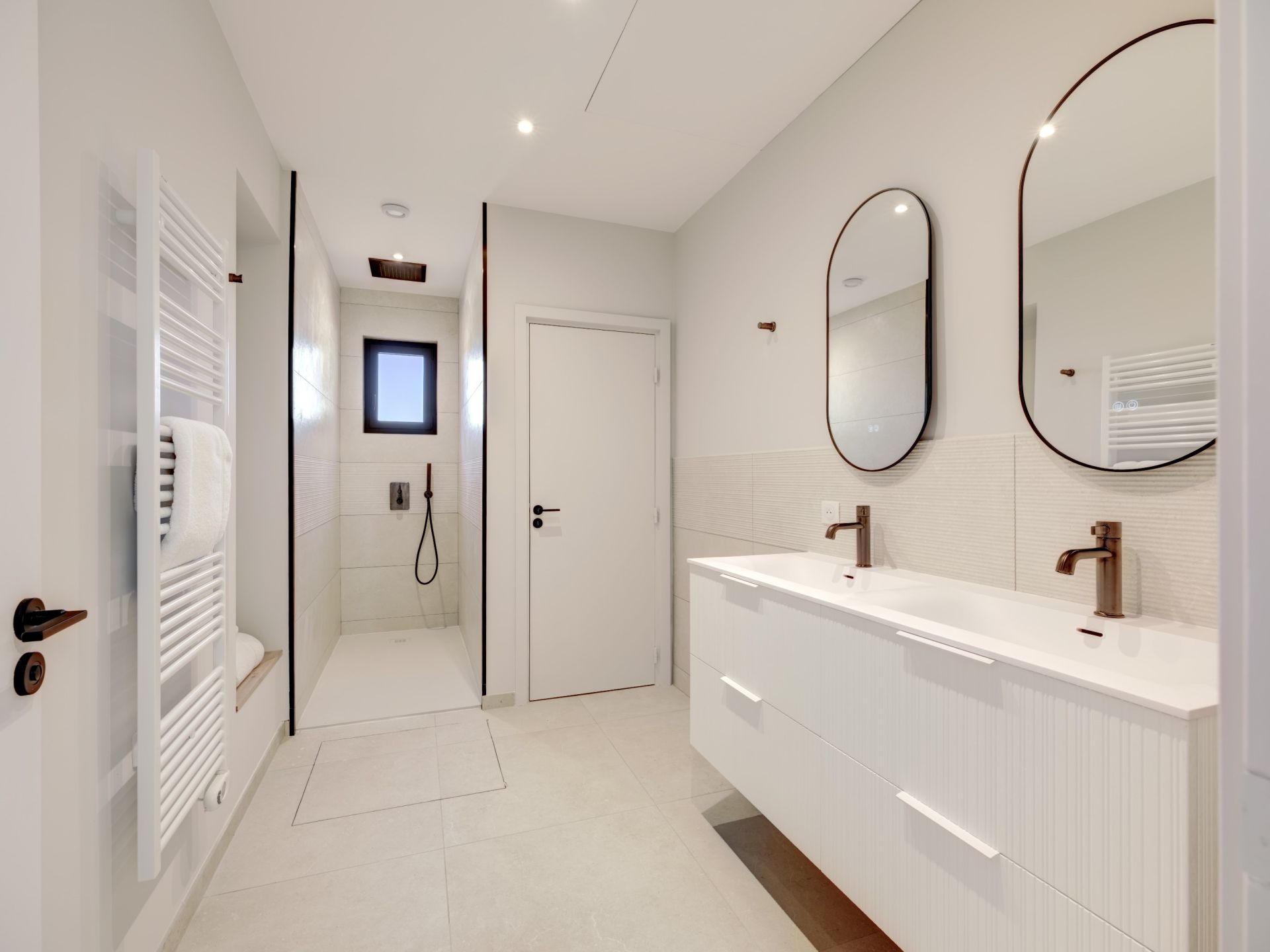 luxury villa 4 Rooms for sale on VALLAURIS (06220)