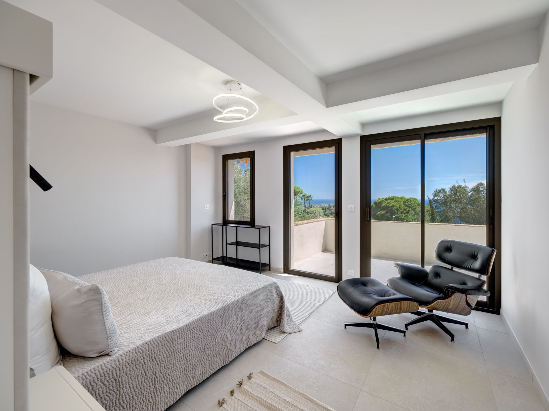 luxury villa 4 Rooms for sale on VALLAURIS (06220)