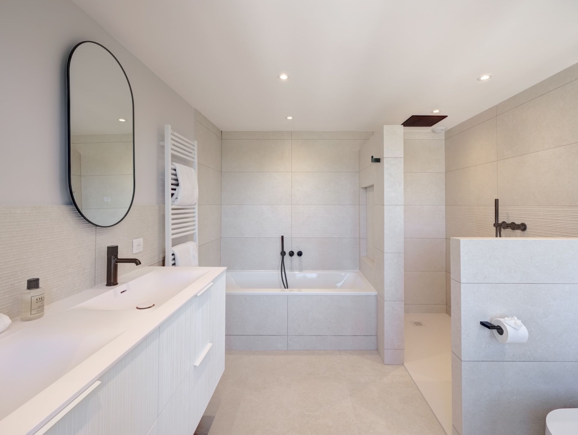 luxury villa 4 Rooms for sale on VALLAURIS (06220)