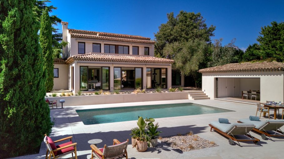 luxury villa 4 Rooms for sale on VALLAURIS (06220)