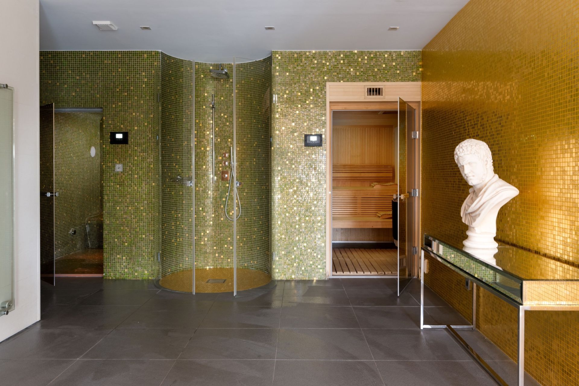 luxury chalet 9 Rooms for seasonal rent on COURCHEVEL (73120)