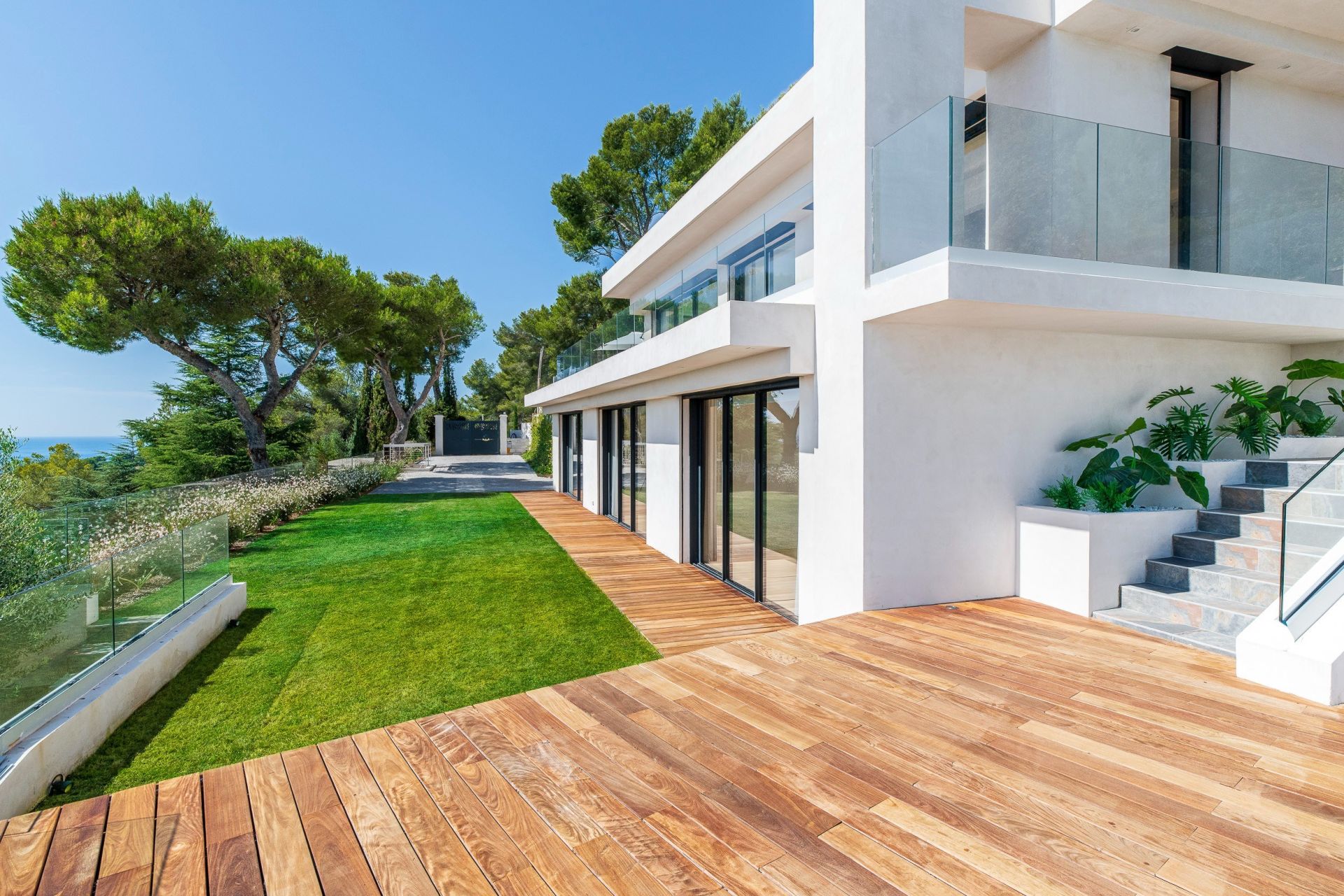 contemporary house 6 Rooms for sale on ROQUEBRUNE CAP MARTIN (06190)