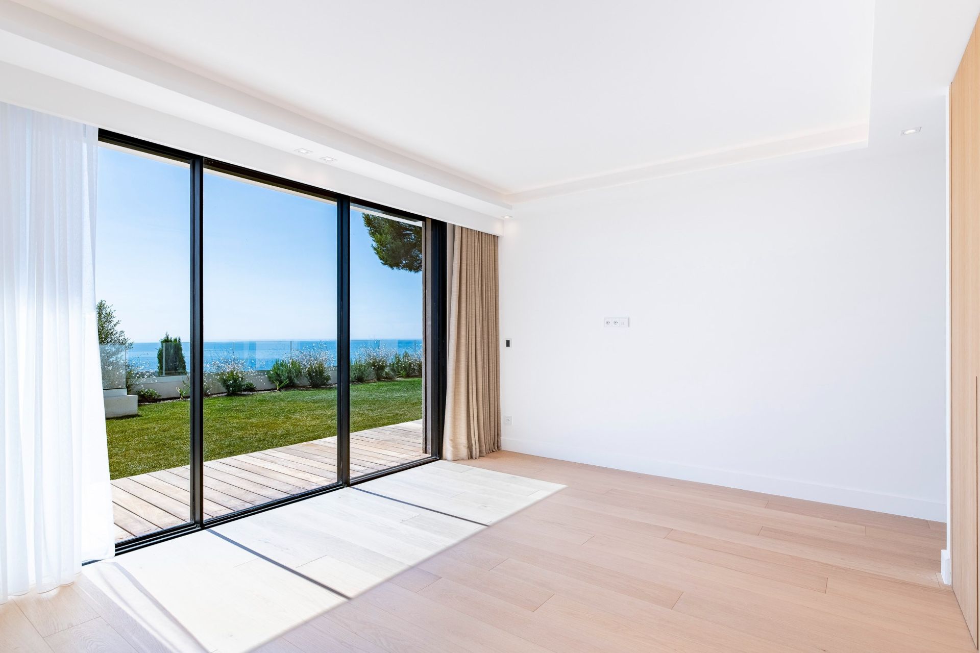 contemporary house 6 Rooms for sale on ROQUEBRUNE CAP MARTIN (06190)