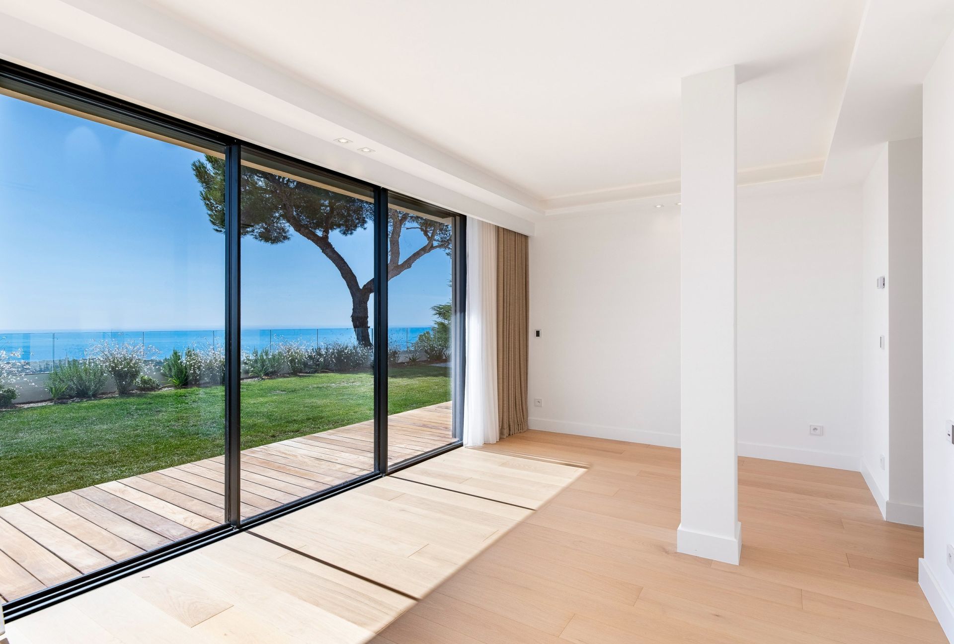 contemporary house 6 Rooms for sale on ROQUEBRUNE CAP MARTIN (06190)