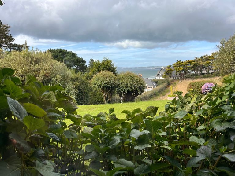 luxury house 7 Rooms for sale on KERLAZ (29100)