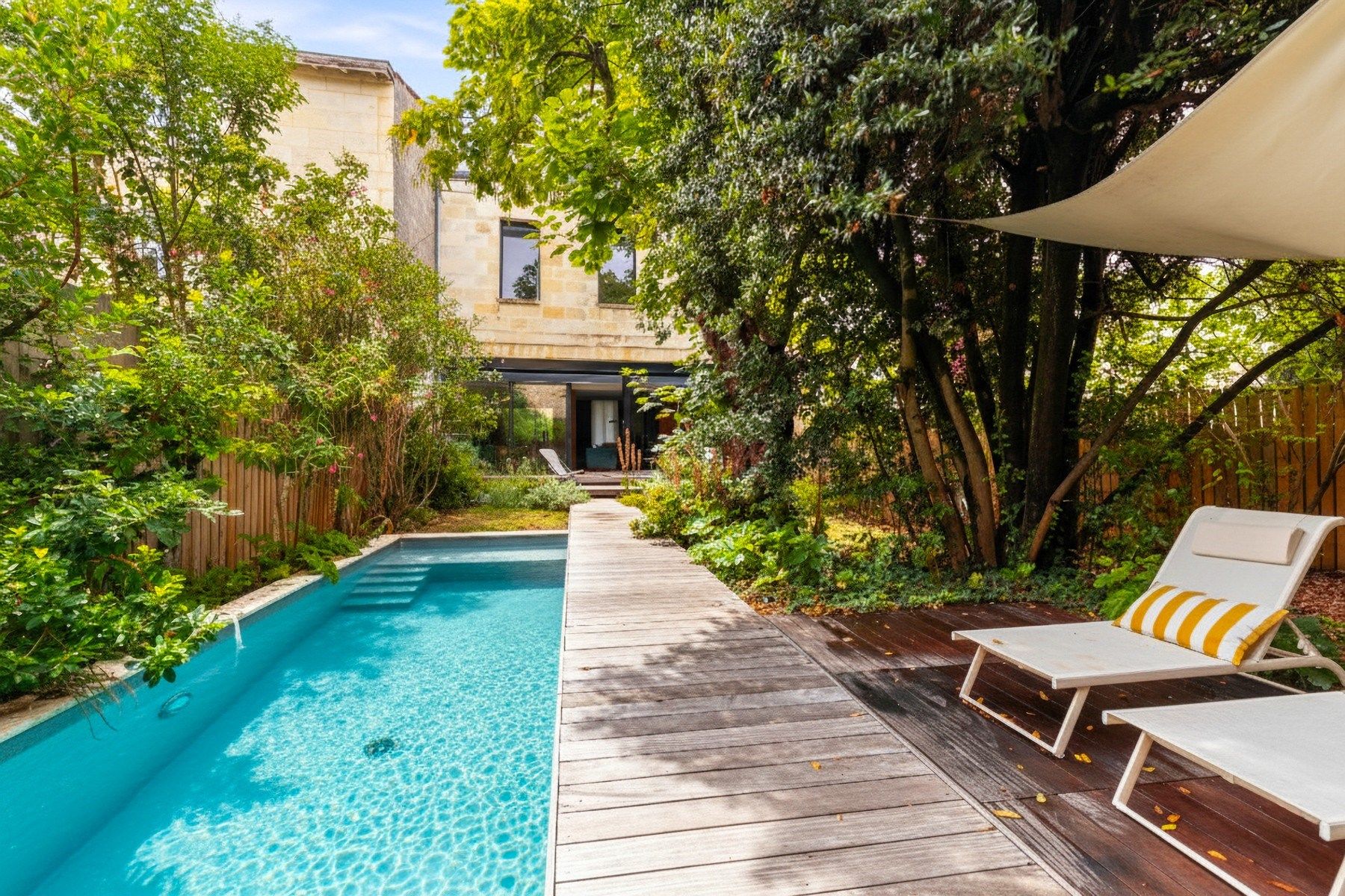 luxury house 8 Rooms for sale on BORDEAUX (33000)