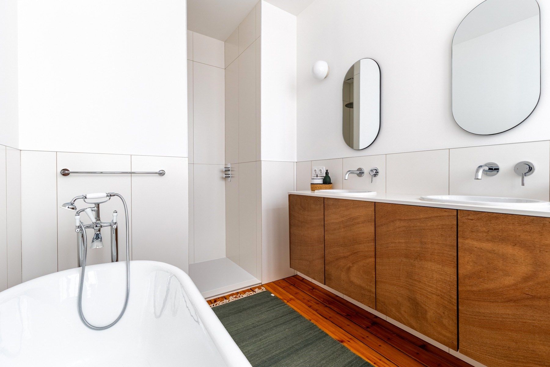 luxury house 8 Rooms for sale on BORDEAUX (33000)