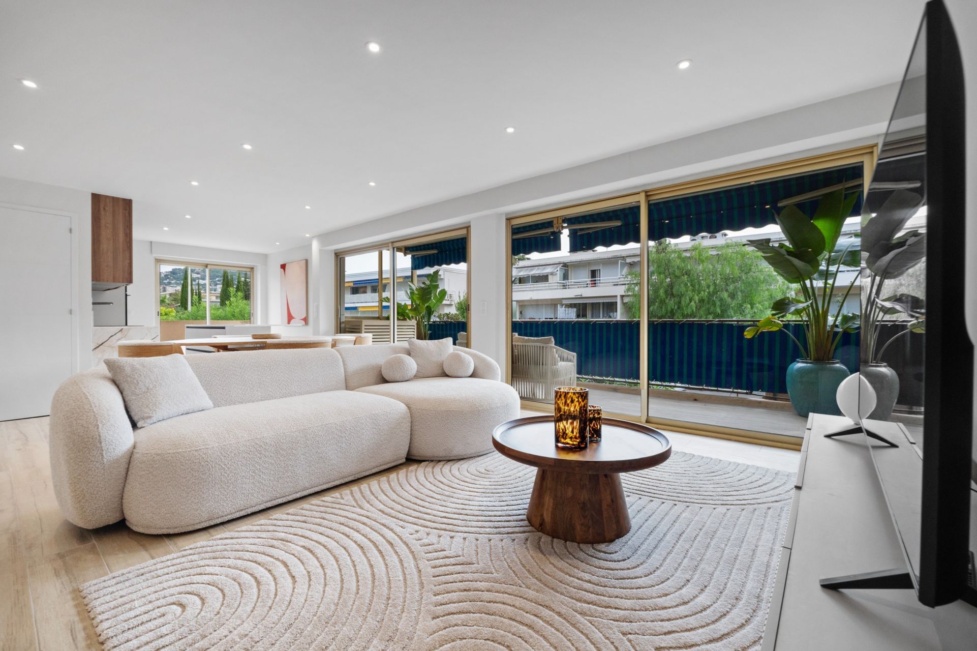 luxury apartment 4 Rooms for sale on CANNES (06400)