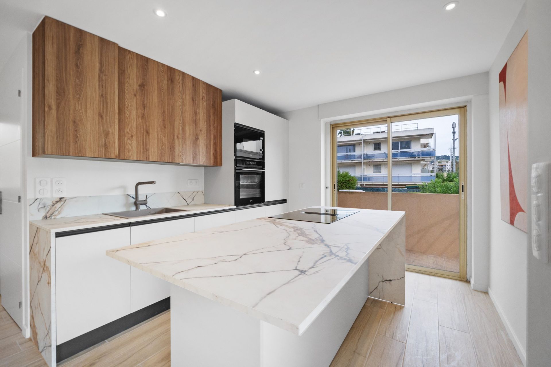 luxury apartment 4 Rooms for sale on CANNES (06400)