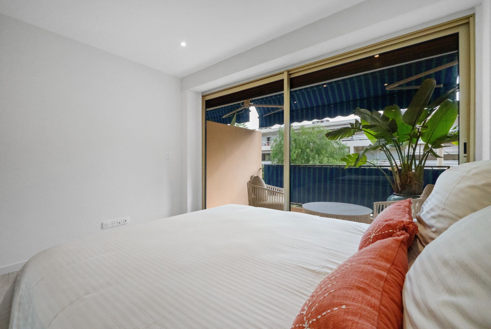 luxury apartment 4 Rooms for sale on CANNES (06400)