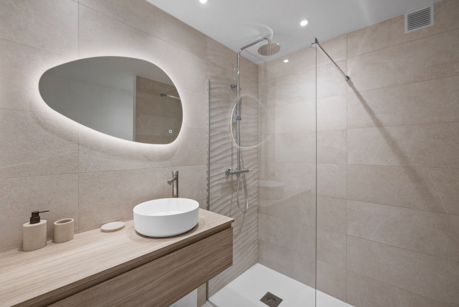 luxury apartment 4 Rooms for sale on CANNES (06400)