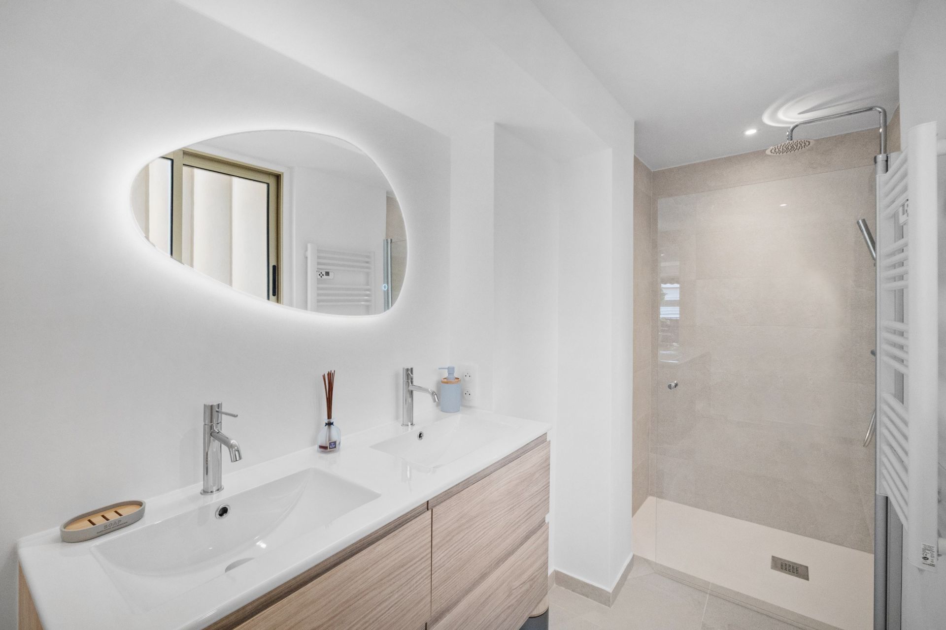 luxury apartment 4 Rooms for sale on CANNES (06400)