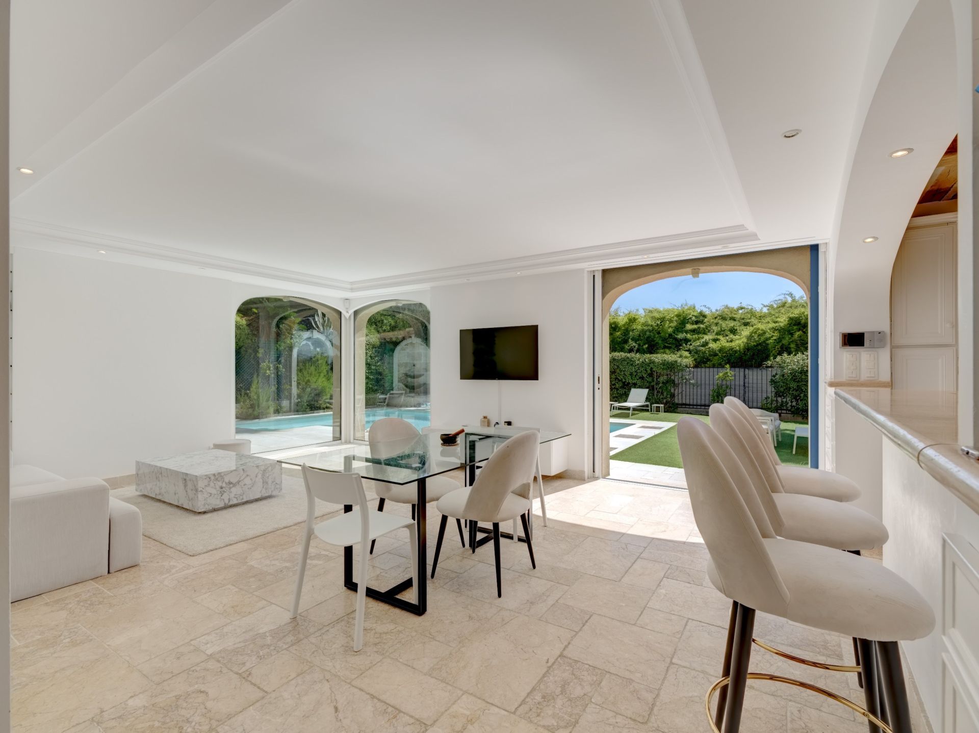 luxury villa 5 Rooms for sale on CANNES (06400)