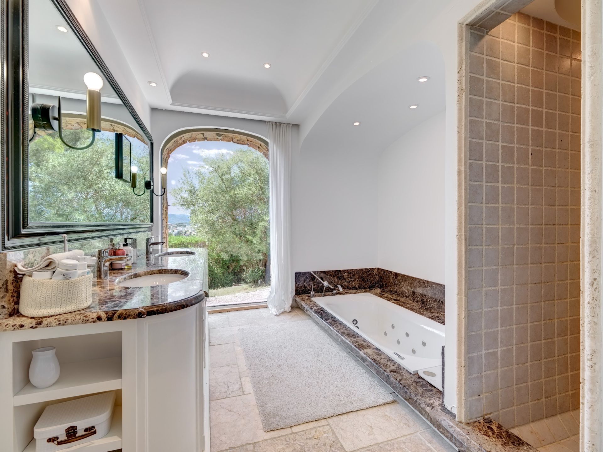 luxury villa 5 Rooms for sale on CANNES (06400)