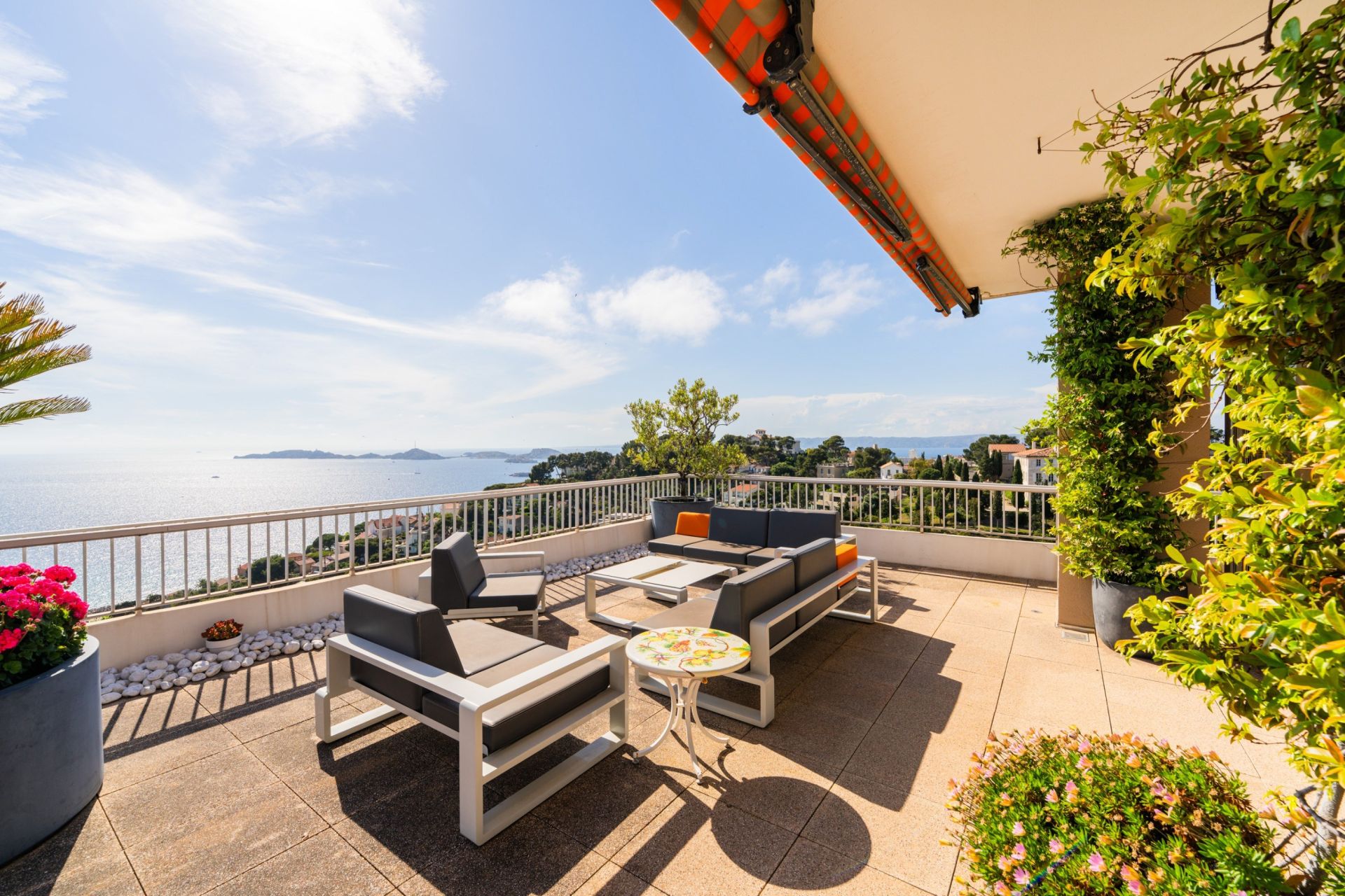 penthouse 6 Rooms for sale on MARSEILLE (13007)