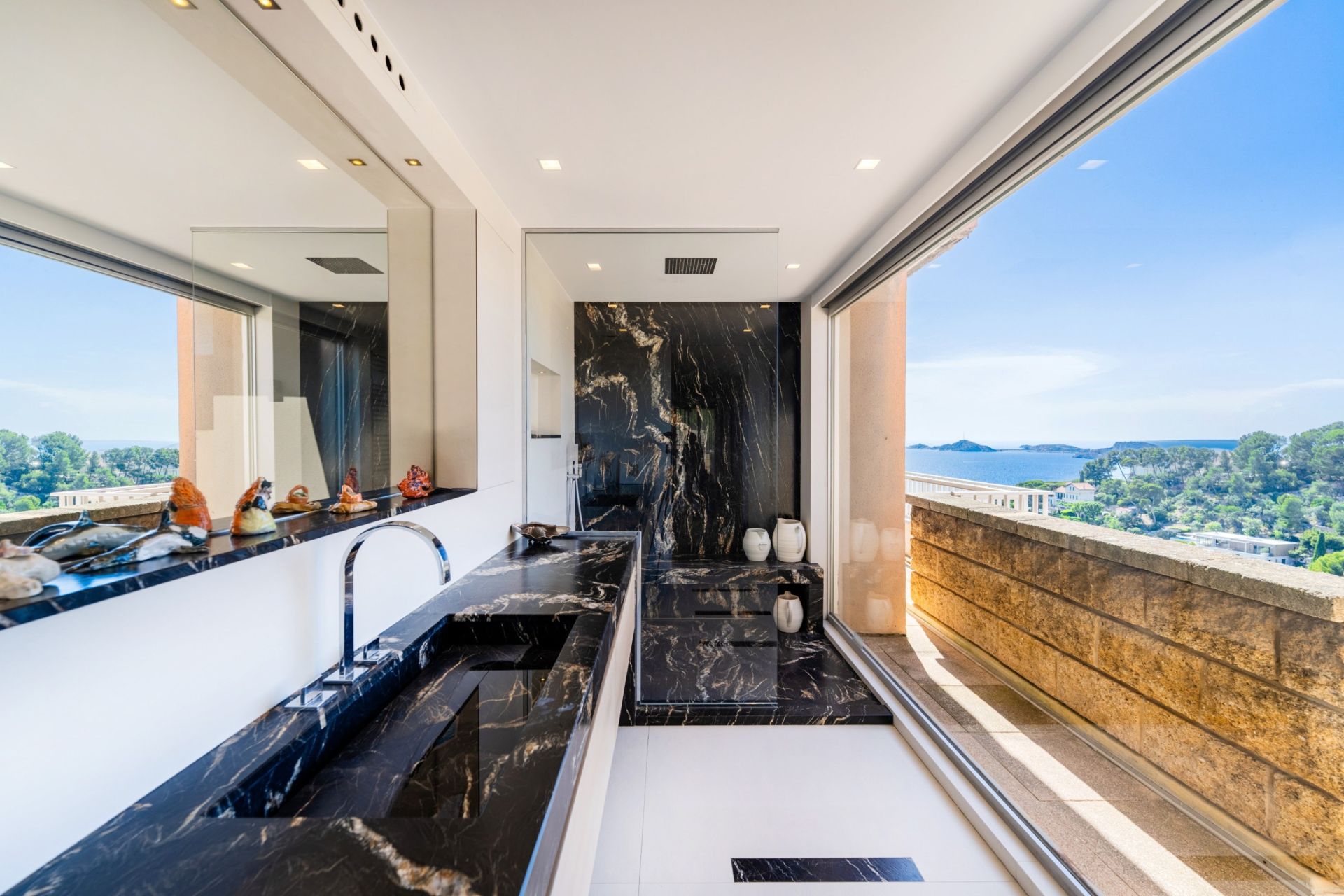 penthouse 6 Rooms for sale on MARSEILLE (13007)