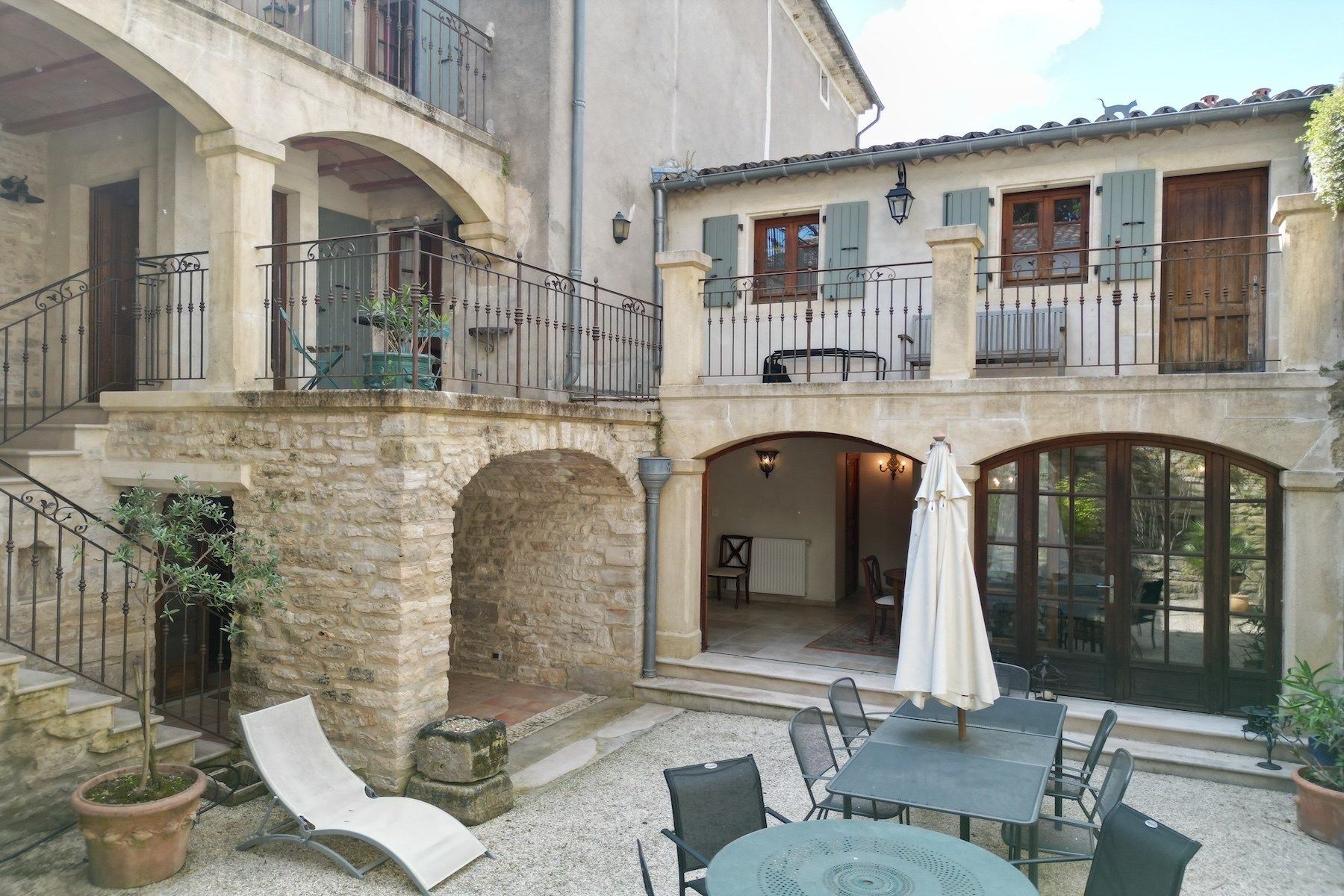 luxury house 8 Rooms for sale on BARJAC (30430)