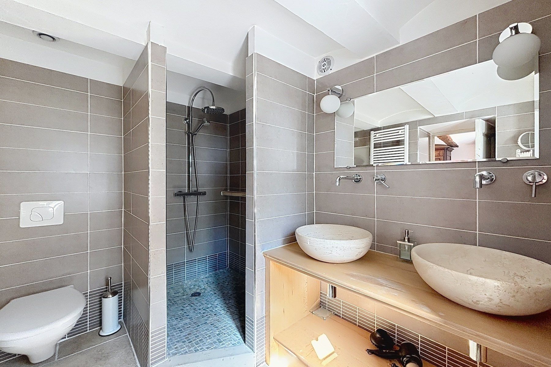 luxury house 8 Rooms for sale on BARJAC (30430)