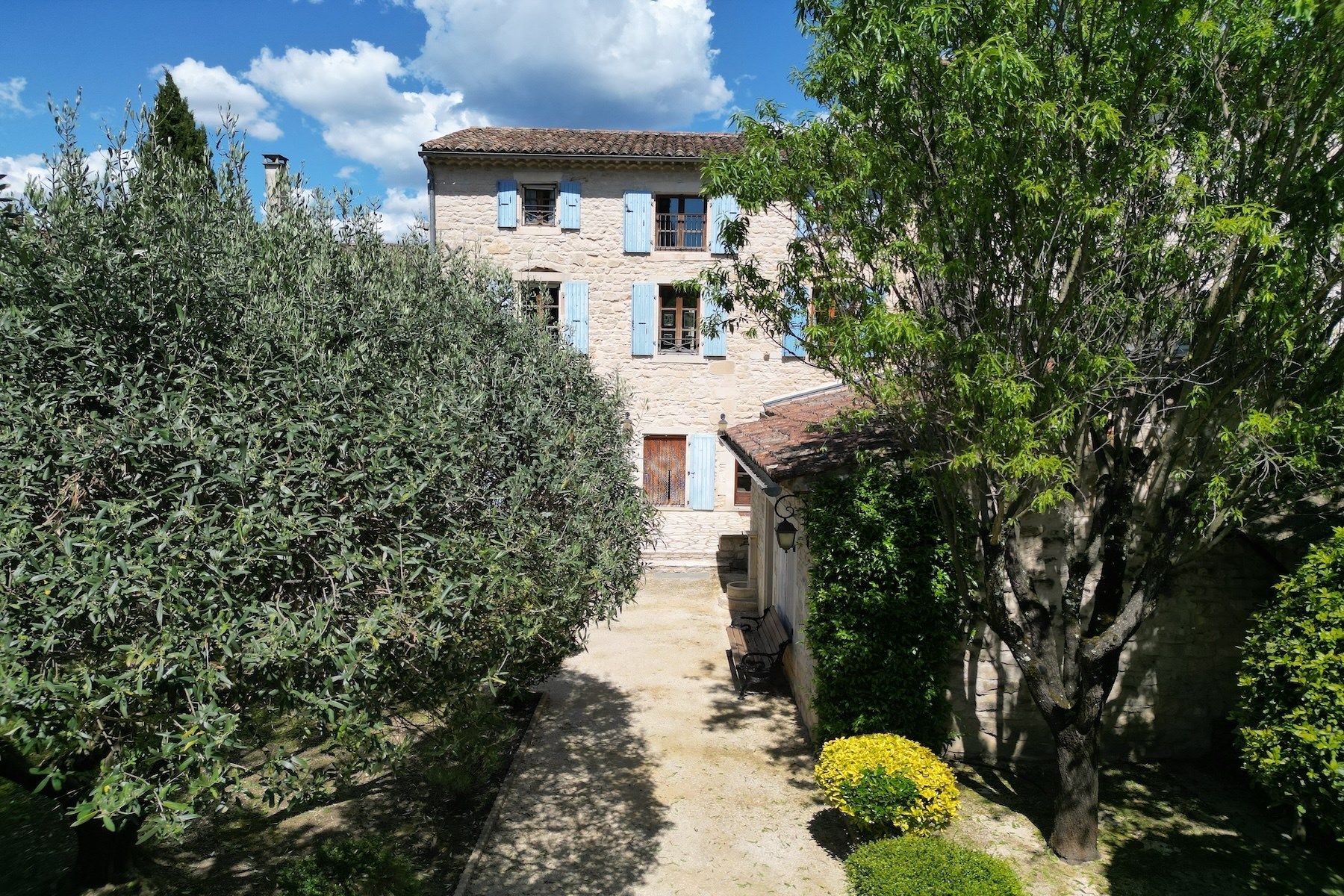 luxury house 8 Rooms for sale on BARJAC (30430)