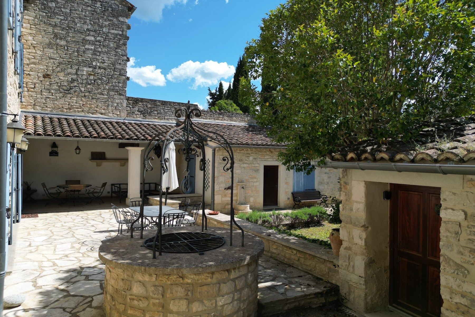 luxury house 8 Rooms for sale on BARJAC (30430)