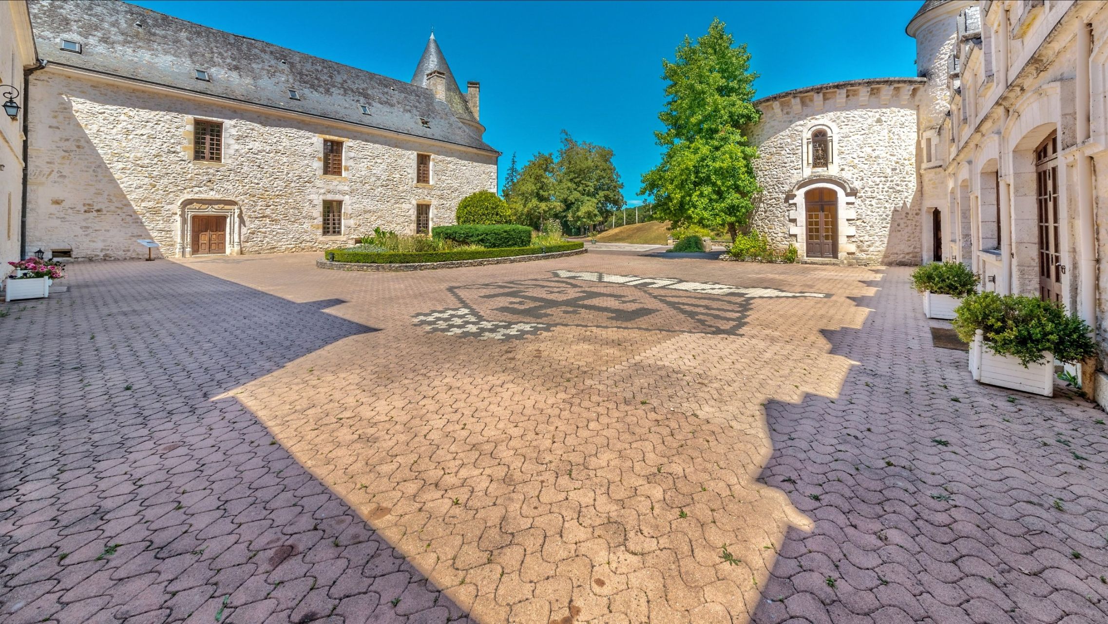 castle 50 Rooms for sale on MONTIGNAC (24290)