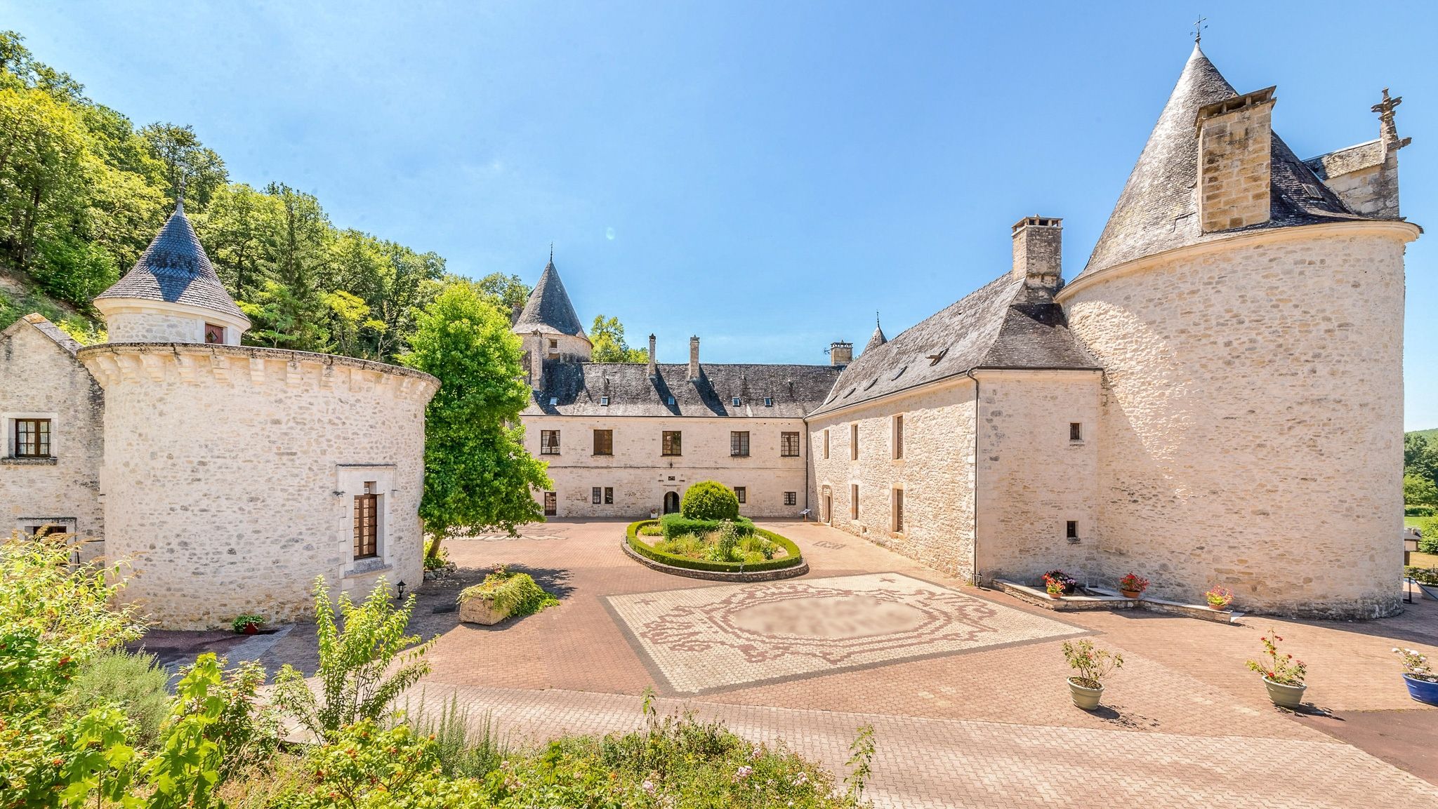 castle 50 Rooms for sale on MONTIGNAC (24290)