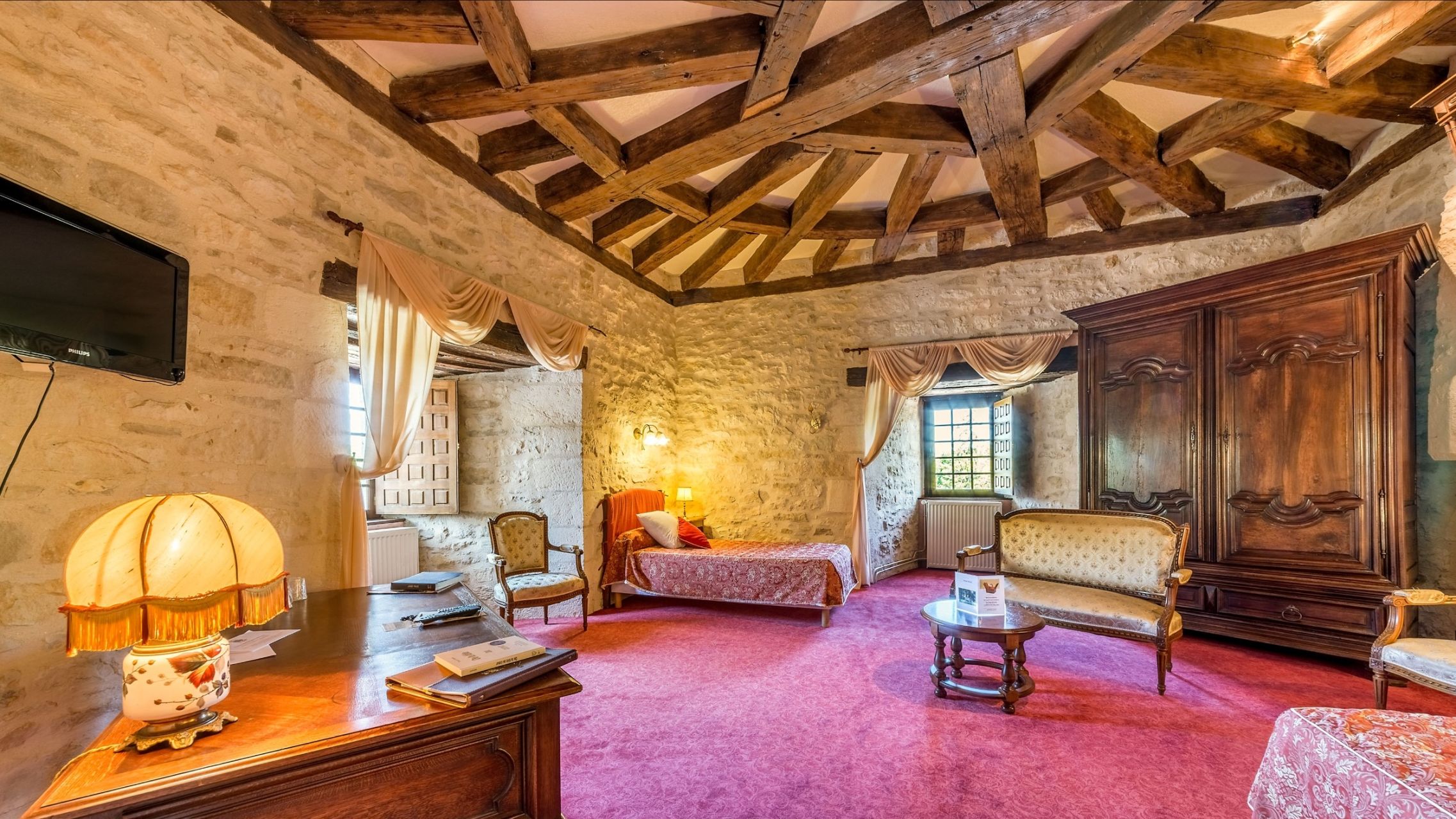 castle 50 Rooms for sale on MONTIGNAC (24290)