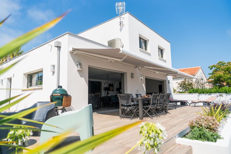 luxury house 6 Rooms for sale on VAUX SUR MER (17640)