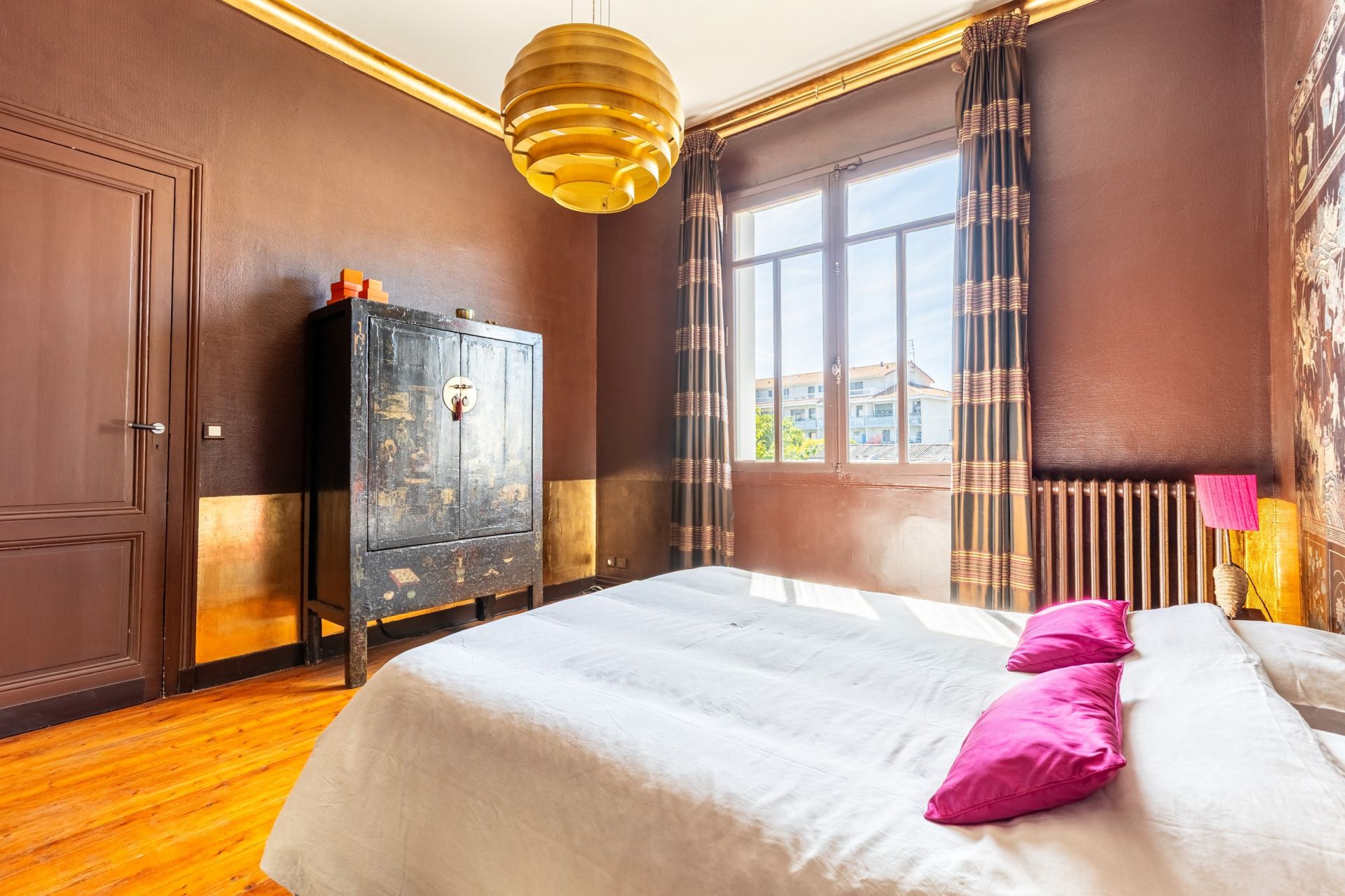 luxury house 8 Rooms for sale on BORDEAUX (33000)