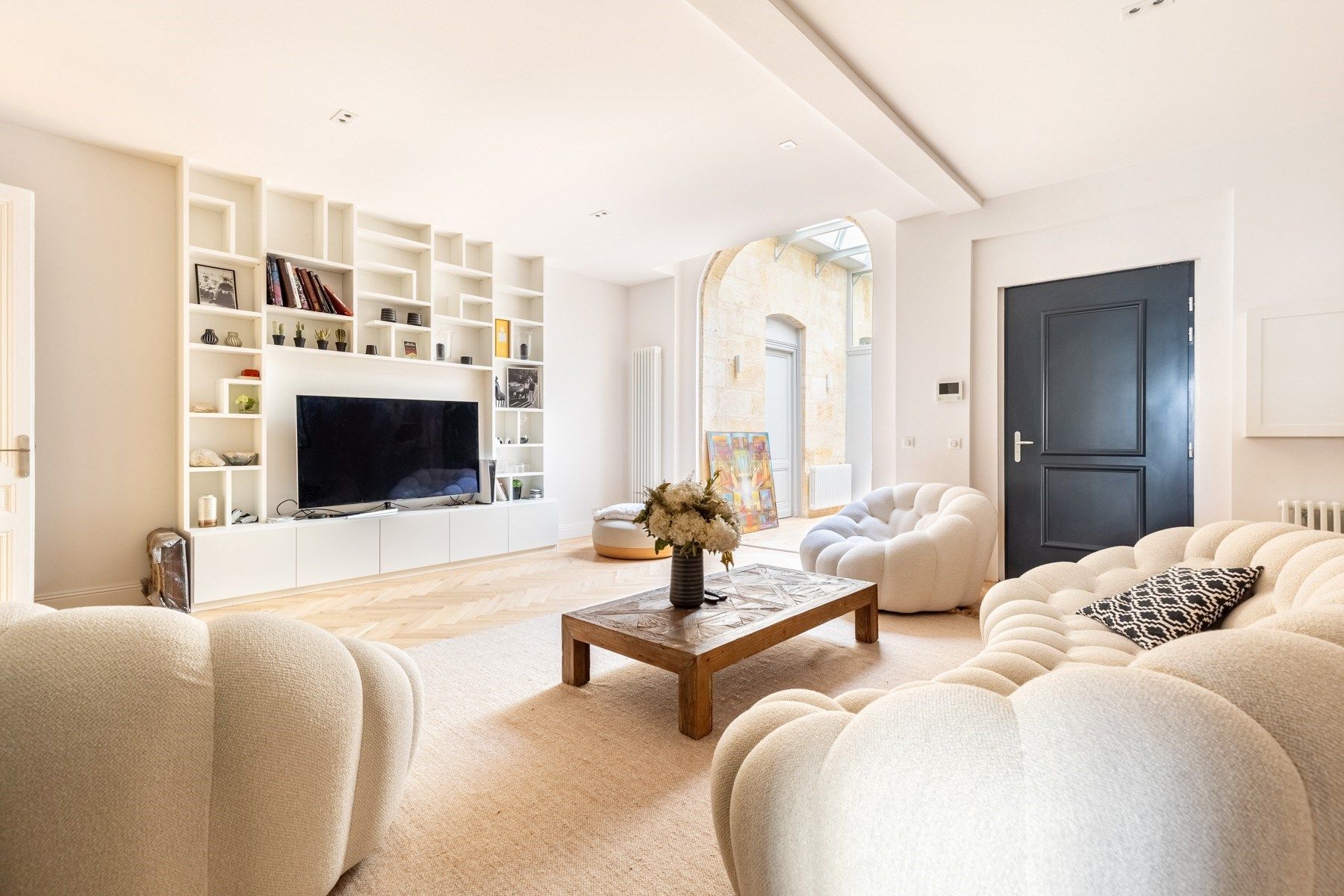 luxury apartment 8 Rooms for sale on BORDEAUX (33000)