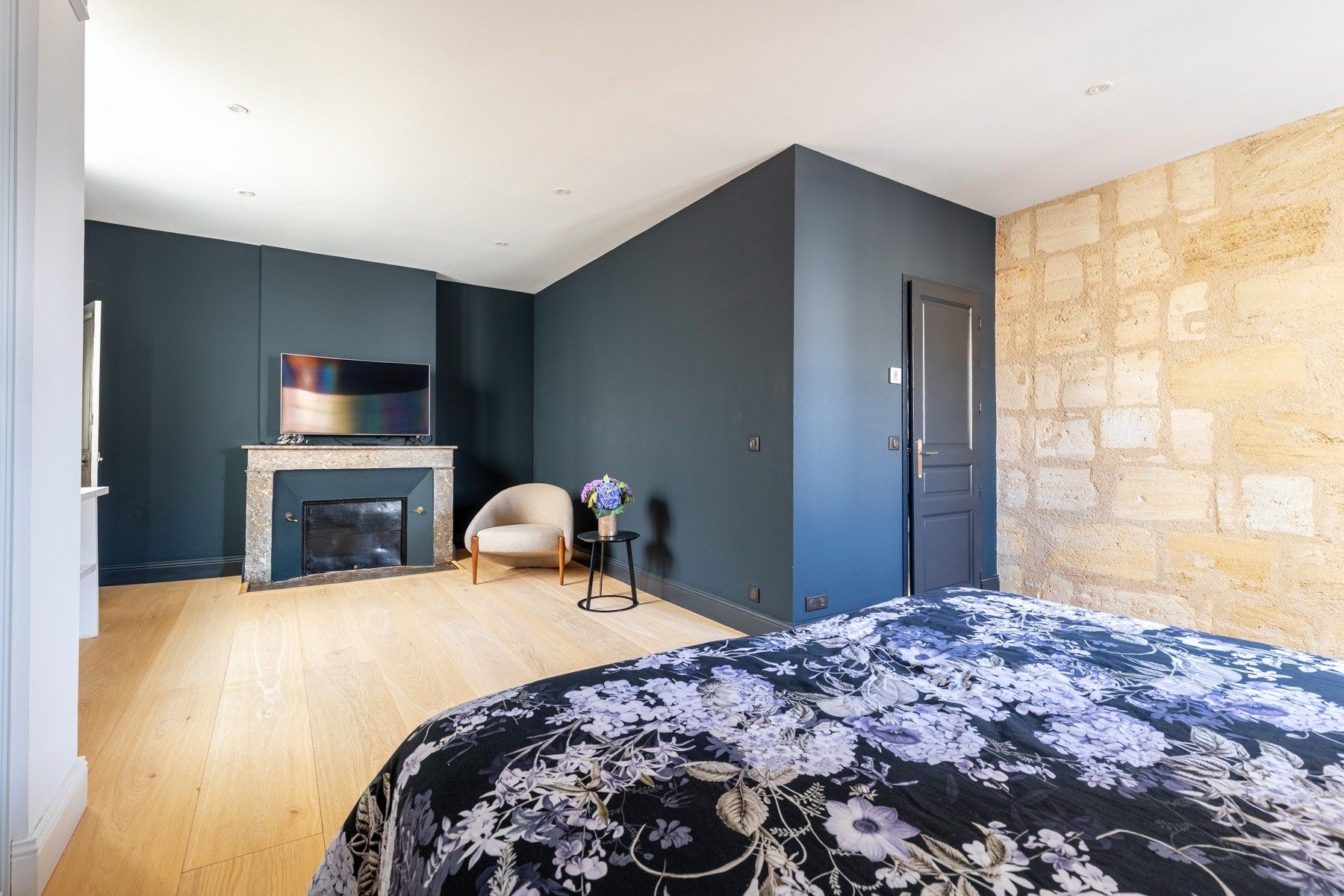 luxury apartment 8 Rooms for sale on BORDEAUX (33000)